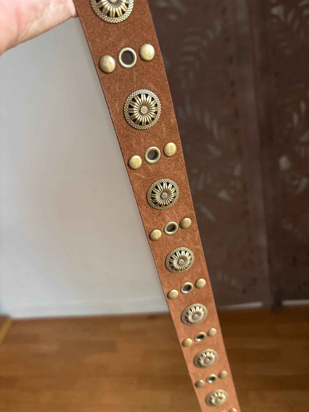 Cintura boho in vellutino con borchie e fibbia intagliata - In 3 Colori