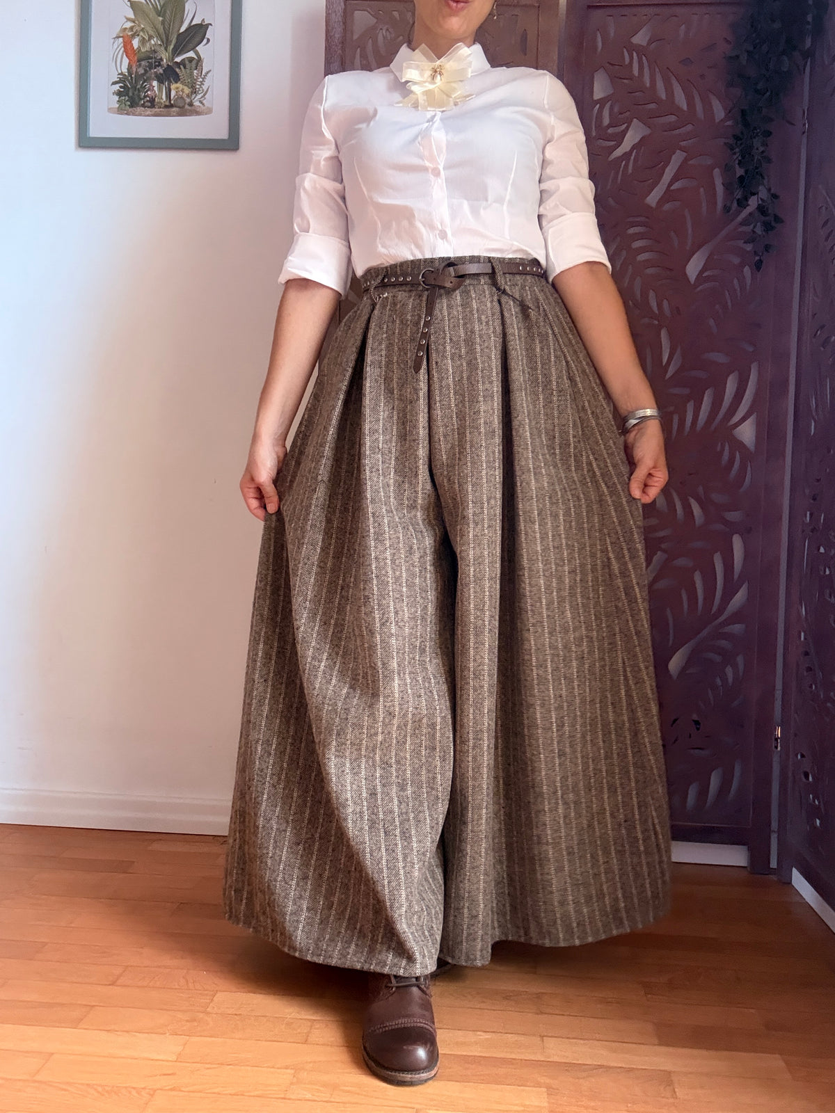 Pantaloni palazzo gessati extra ampi con cintura borchiata - In 2 Colori