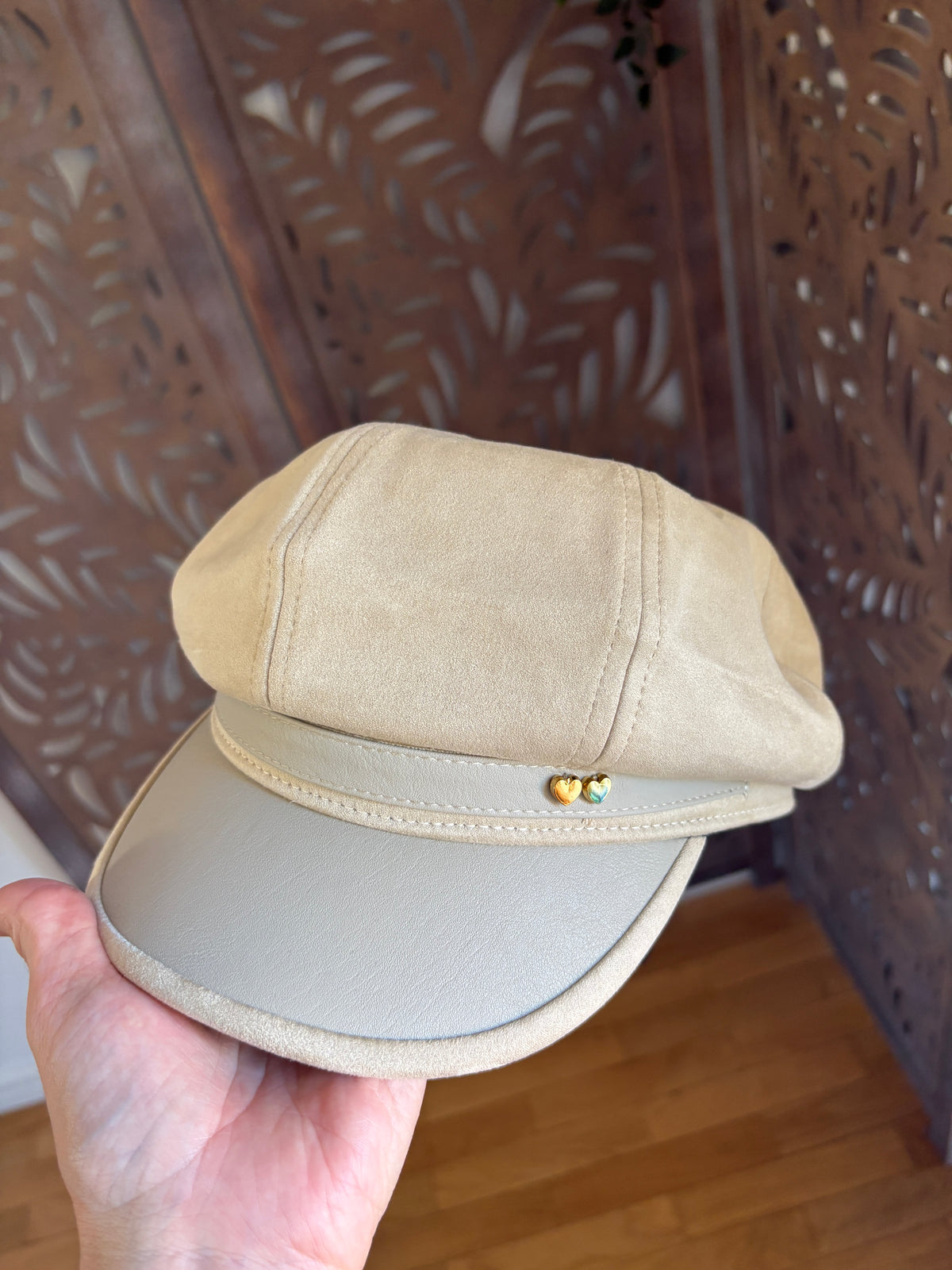Cappello Baker Boy effetto scamosciato con cuori dorati - In 3 colori