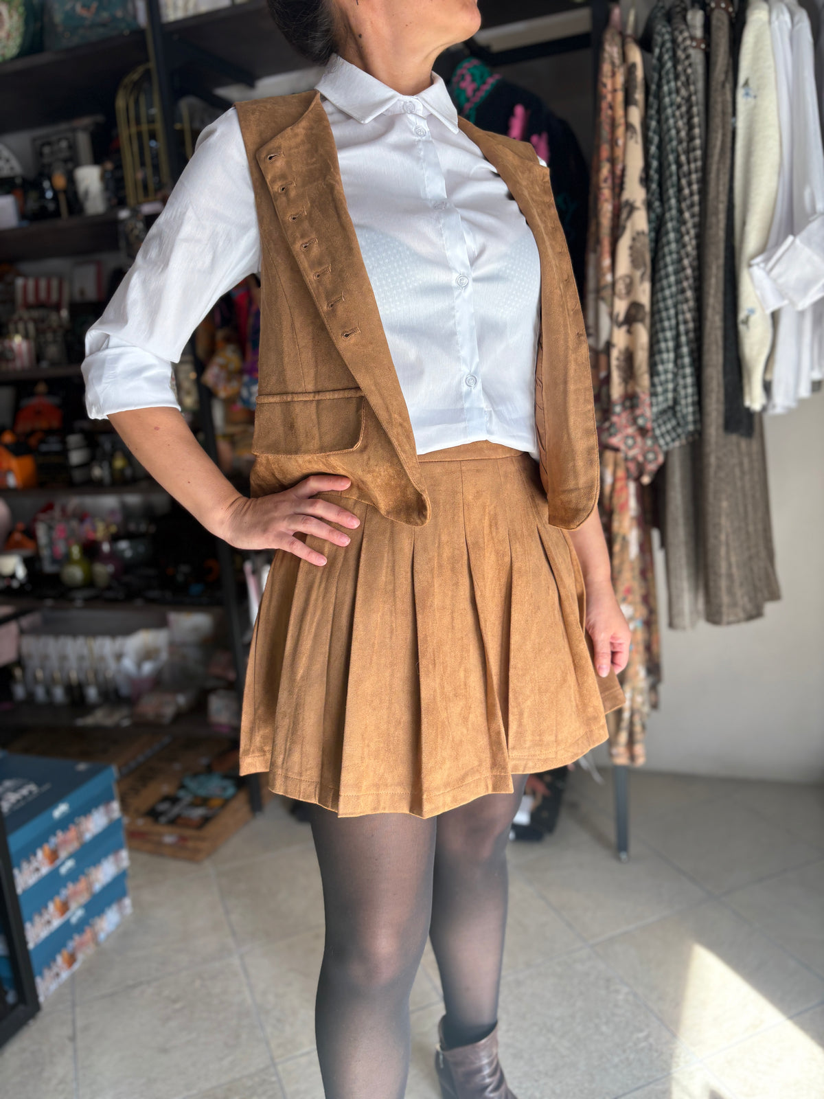 Completo effetto suede cammello con gilet e gonna skort con pantaloncino interno