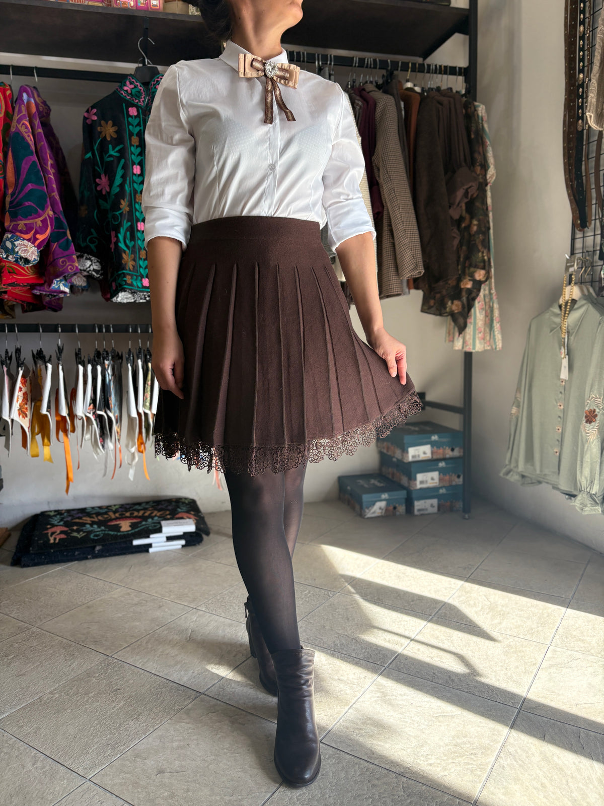Gonna corta plissé in maglia marrone cioccolato con pizzo