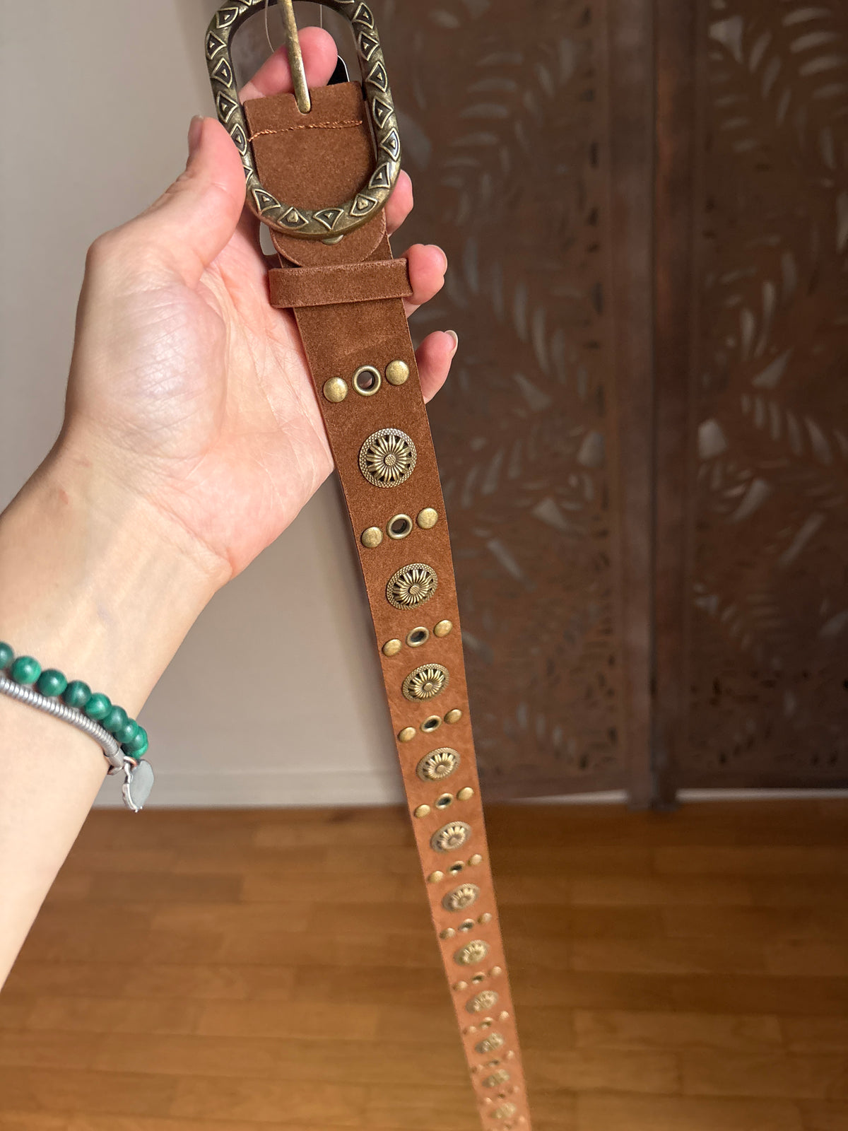 Cintura boho in vellutino con borchie e fibbia intagliata - In 3 Colori