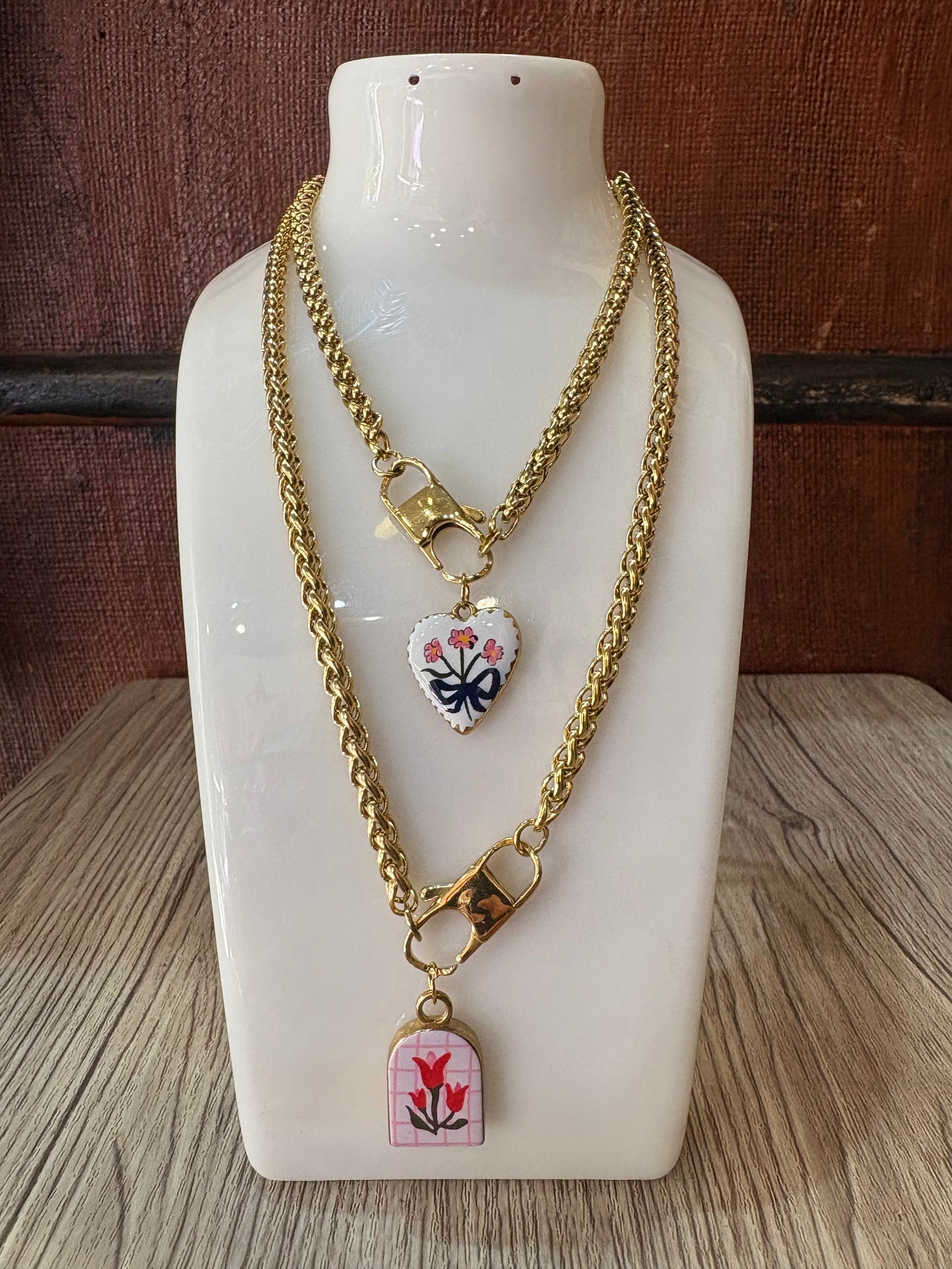 Collana in acciaio inossidabile color oro con ciondolo smaltato floreale