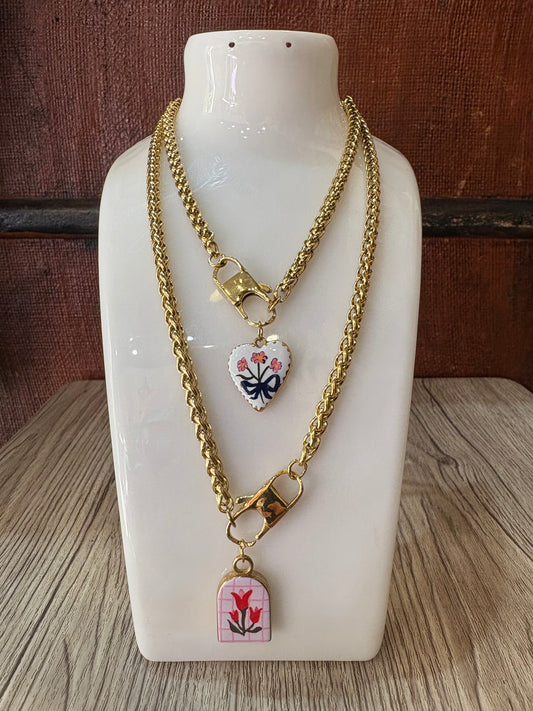 Collana in acciaio inossidabile color oro con ciondolo smaltato floreale