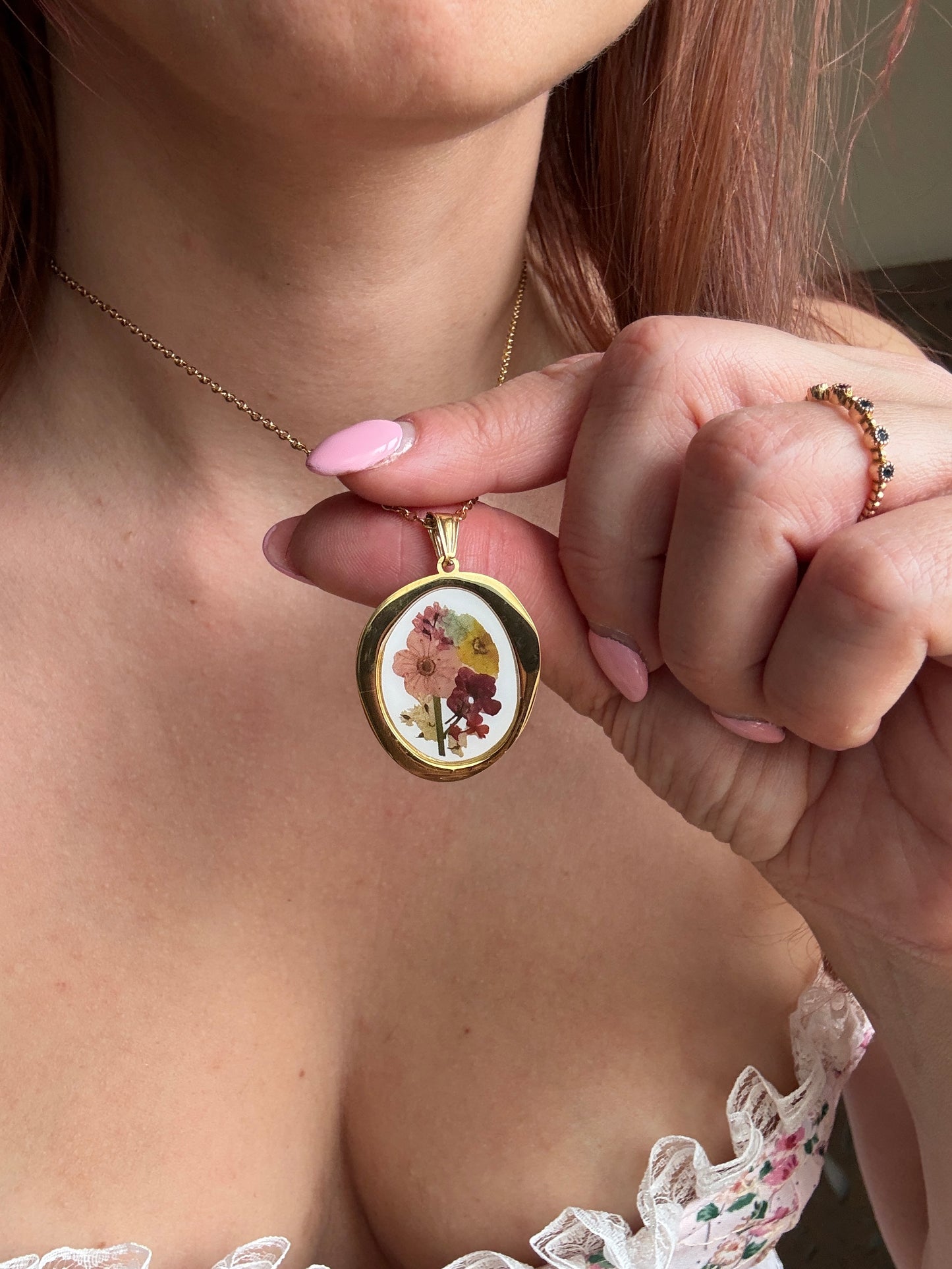 Collezione Miniature Romantiche: Collane in Acciaio Gold con Pendenti Illustrati
