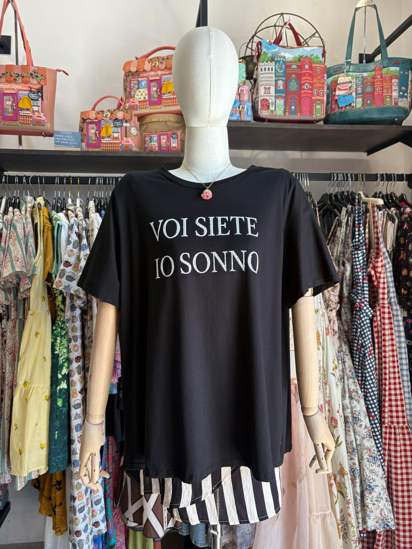T- Shirt Curvy Nera con Scritte Divertenti Strass