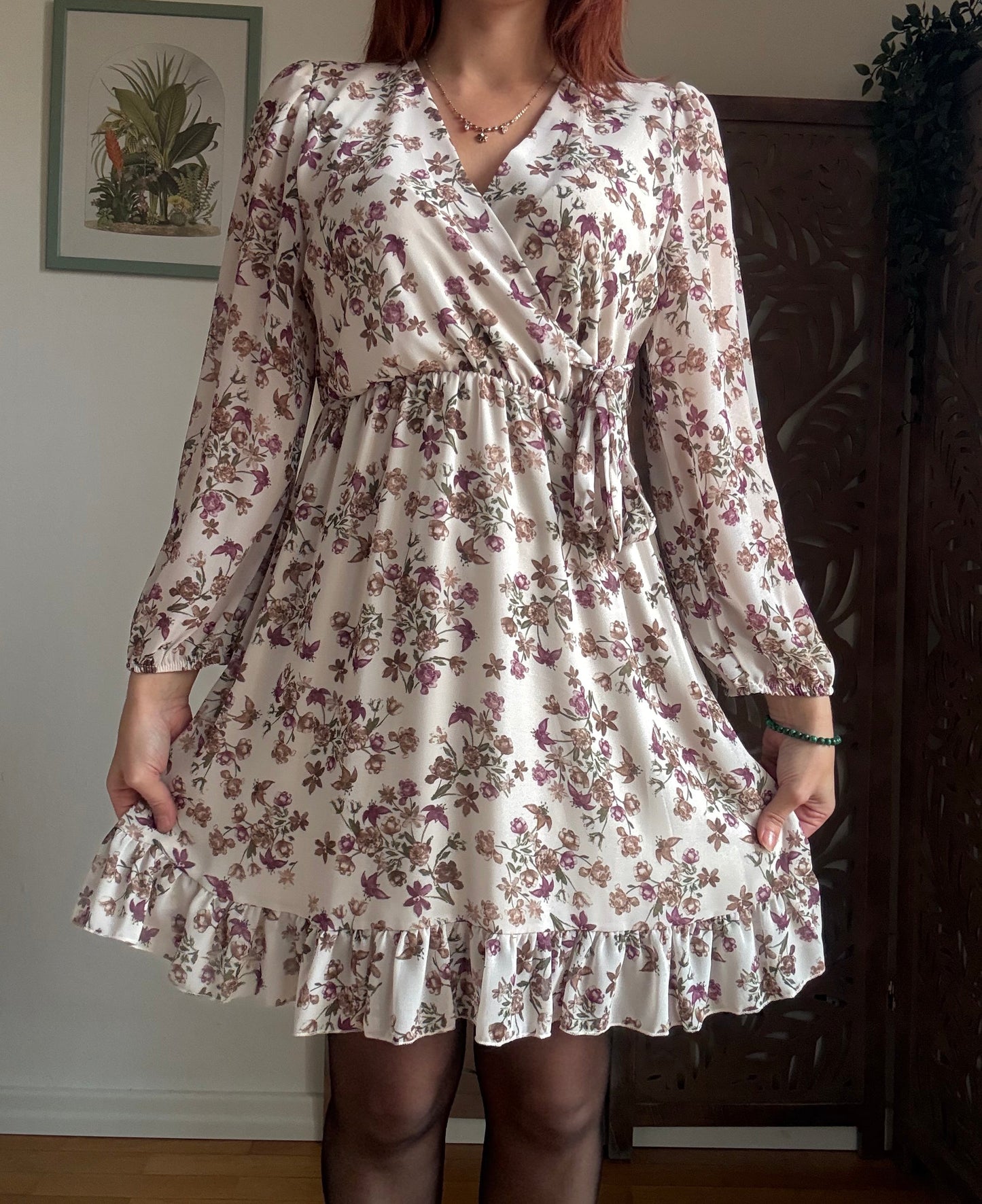 Abito floreale boho chic bianco con volant