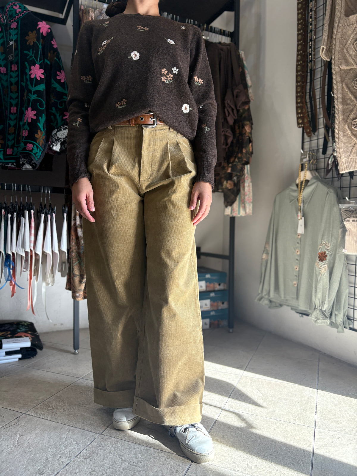Pantaloni donna wide leg in velluto a coste cammello con cintura