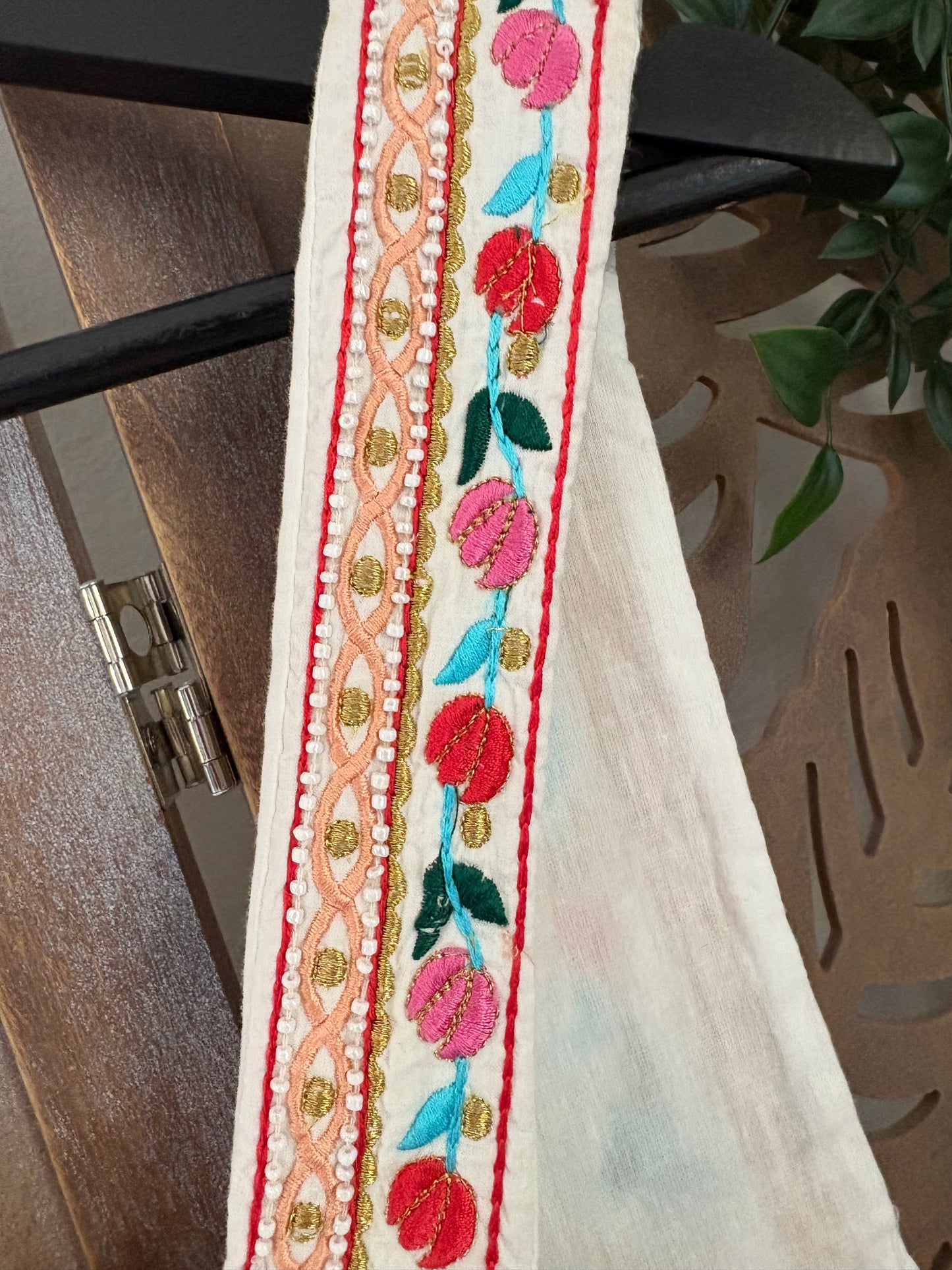 Gilet corto in cotone boho chic floreale ricamato con applicazioni di perline e chiusura con nappe