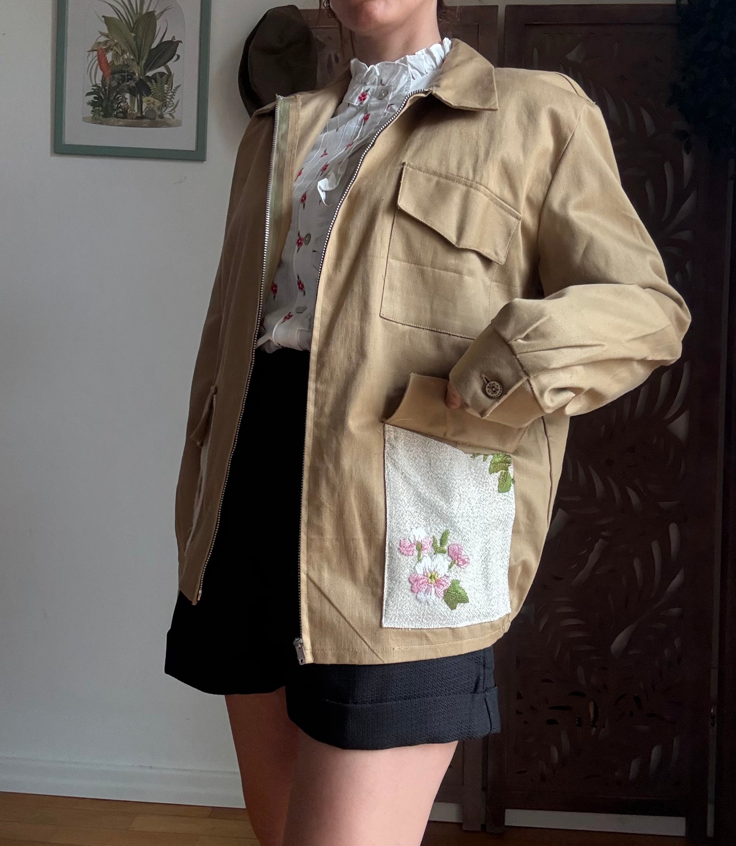 Giacca in cotone Re-Made beige con tasche ricamate unisex