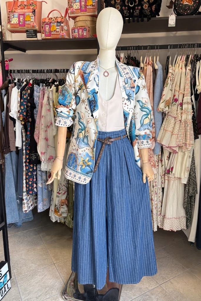 Pantaloni Wide-Leg Gessati con Cintura Borchiata