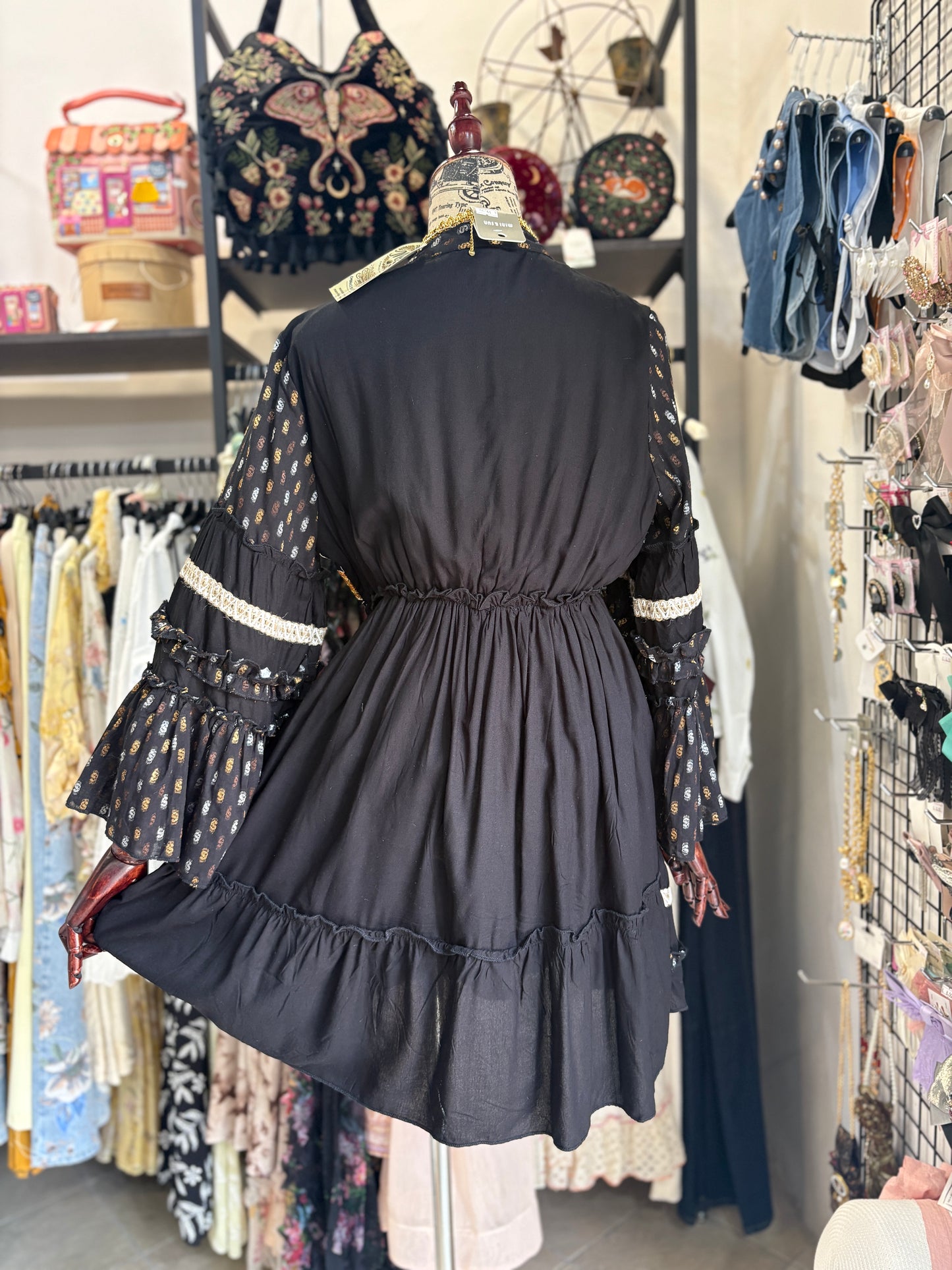 Abito in Viscosa Boho-Chic: Incanto Gipsy con Ricami Floreali in 2 Colori