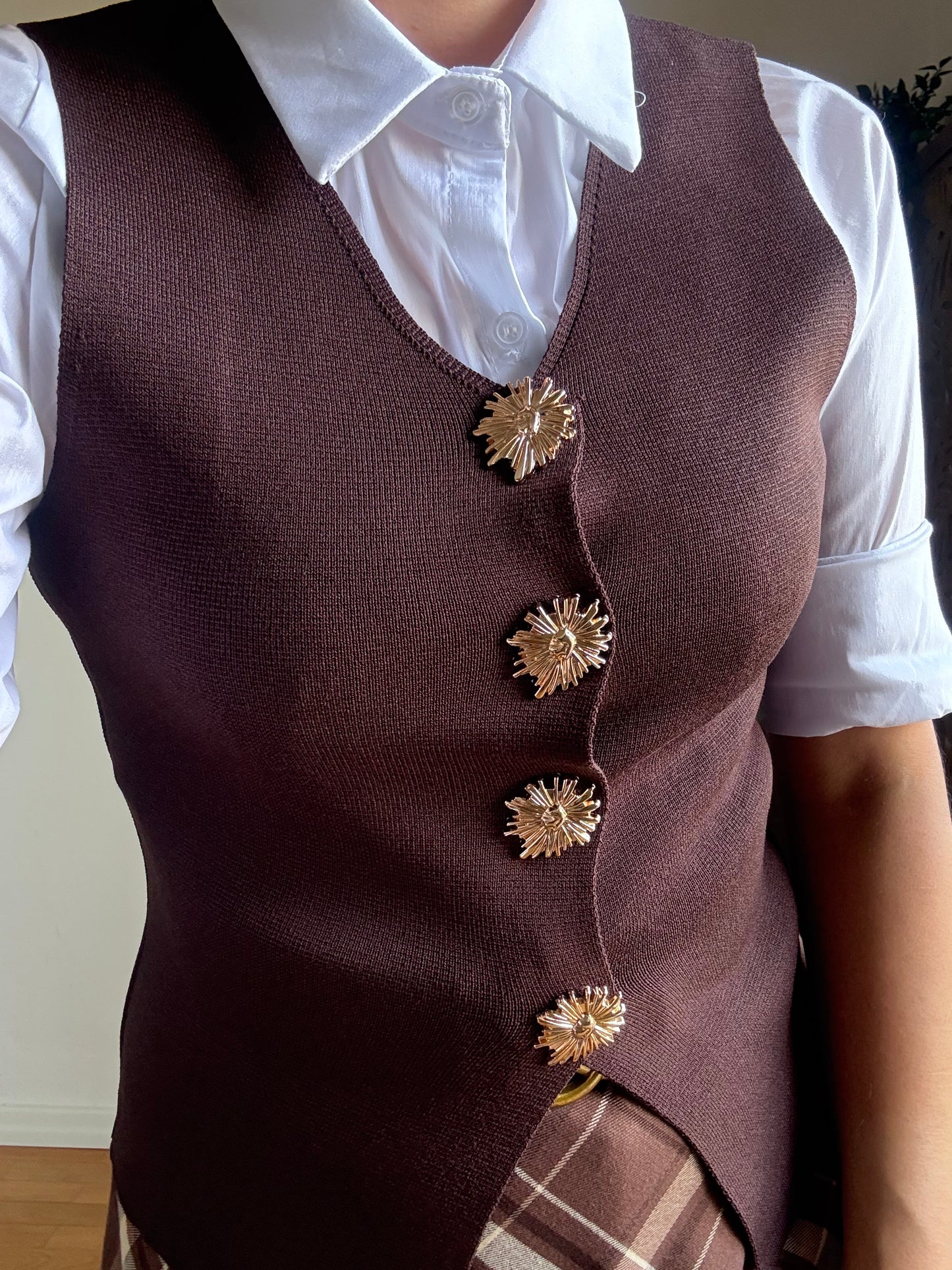 Gilet color cioccolato in maglia con bottoni gioiello oro
