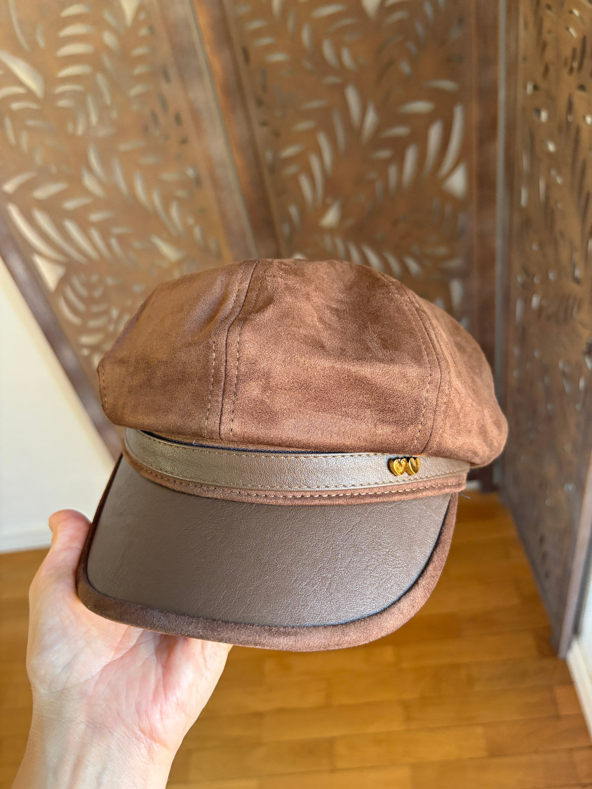 Cappello Baker Boy effetto scamosciato con cuori dorati - In 3 colori