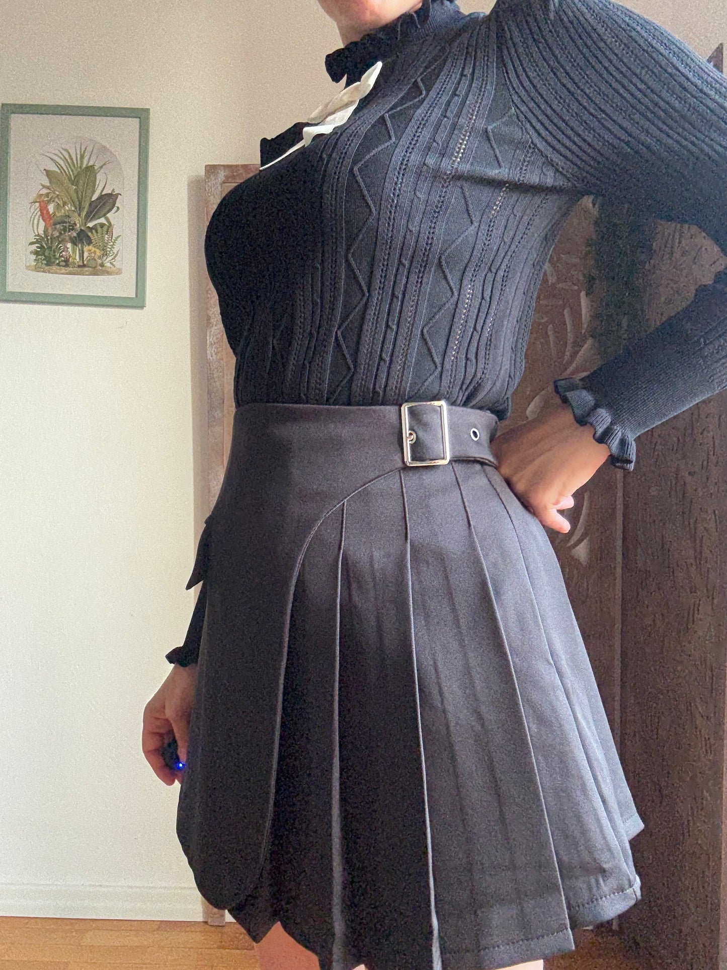 Minigonna skort nera a pieghe con fibbia e pantaloncino