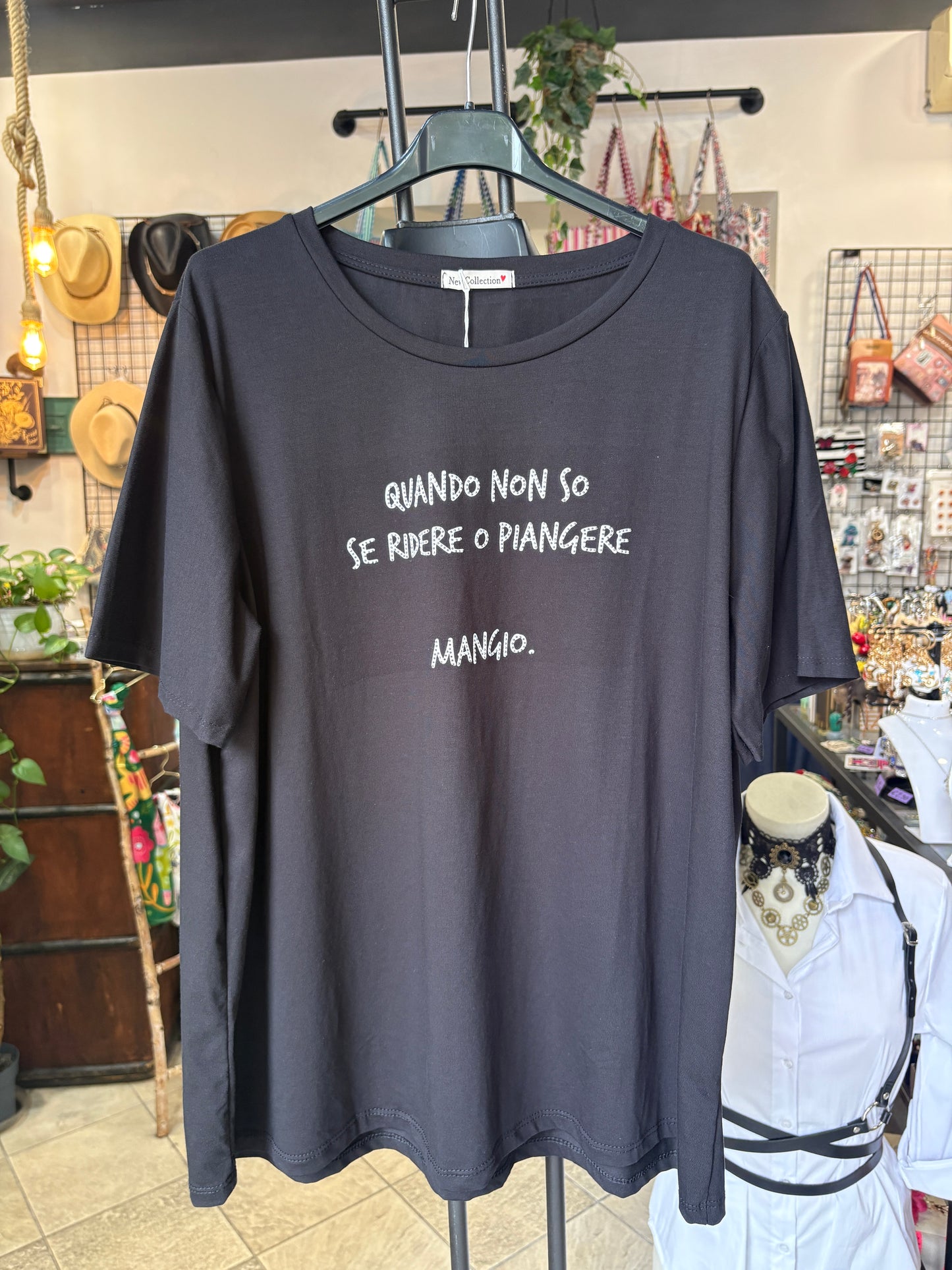 T- Shirt Curvy Nera con Scritte Divertenti Strass