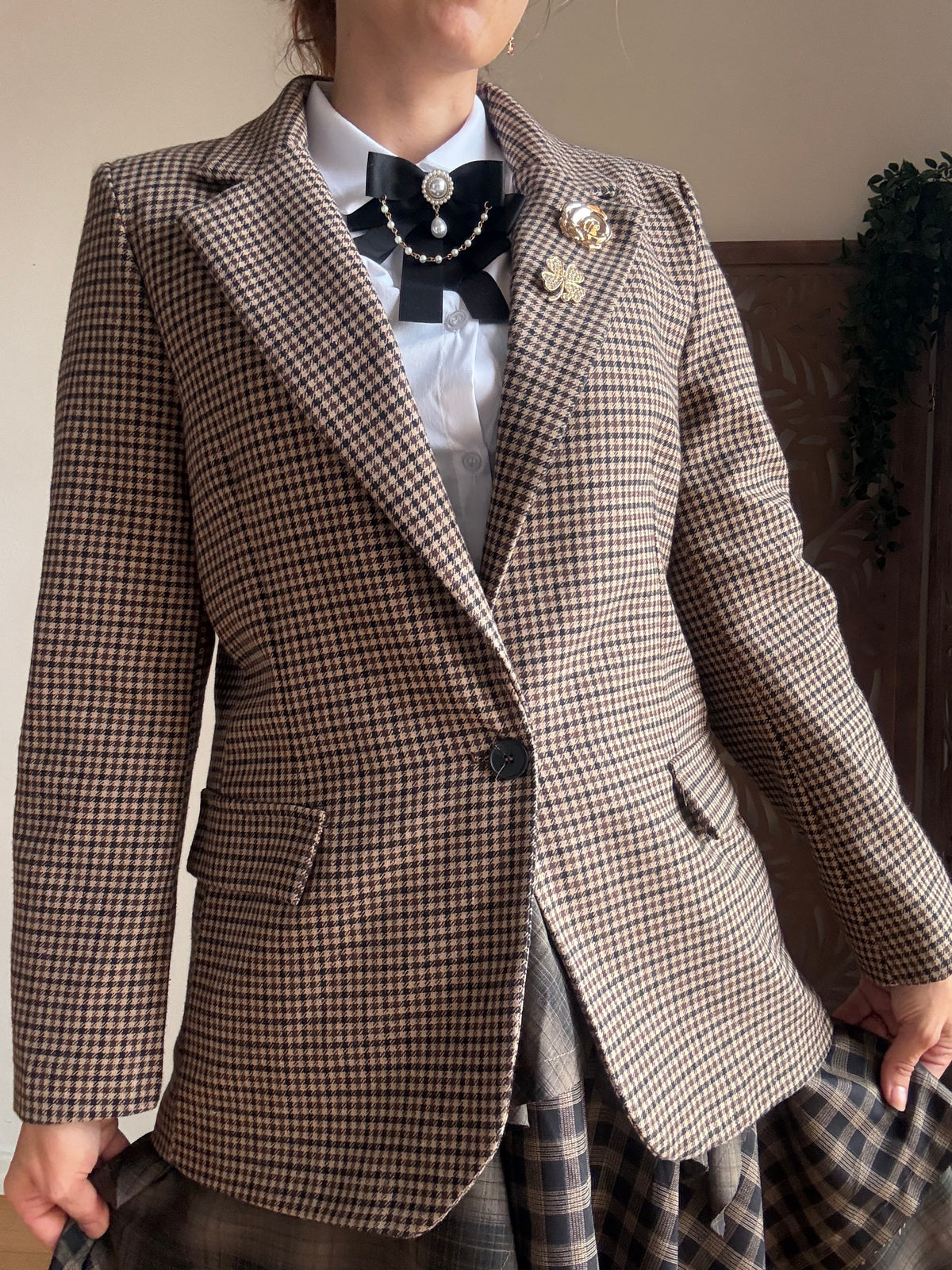 Blazer Old English pied-de-poule con spille gioiello