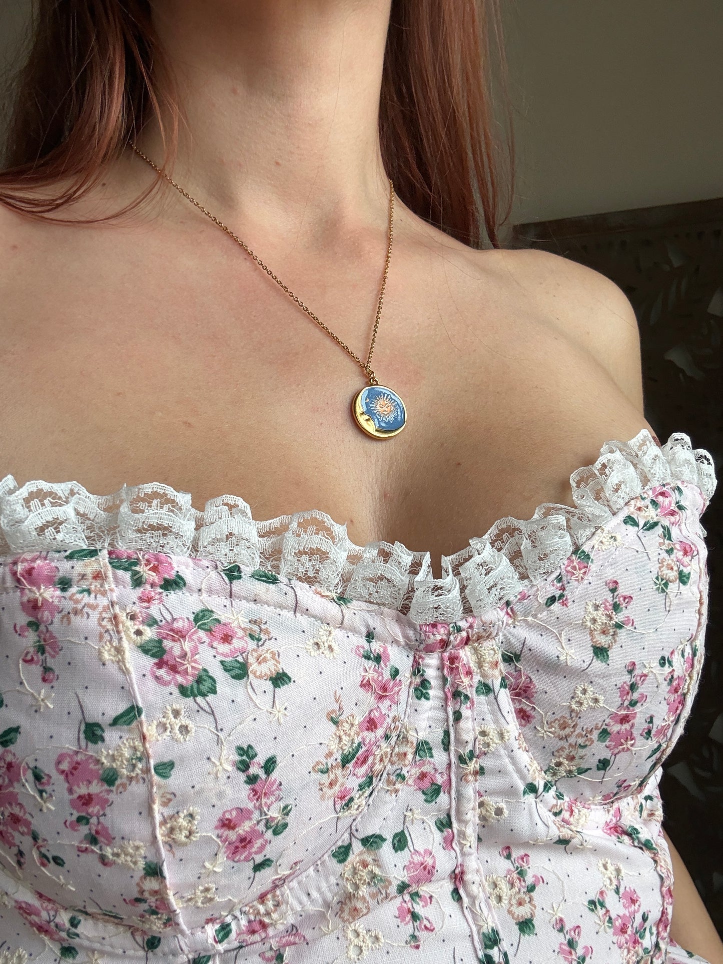Collezione Miniature Romantiche: Collane in Acciaio Gold con Pendenti Illustrati