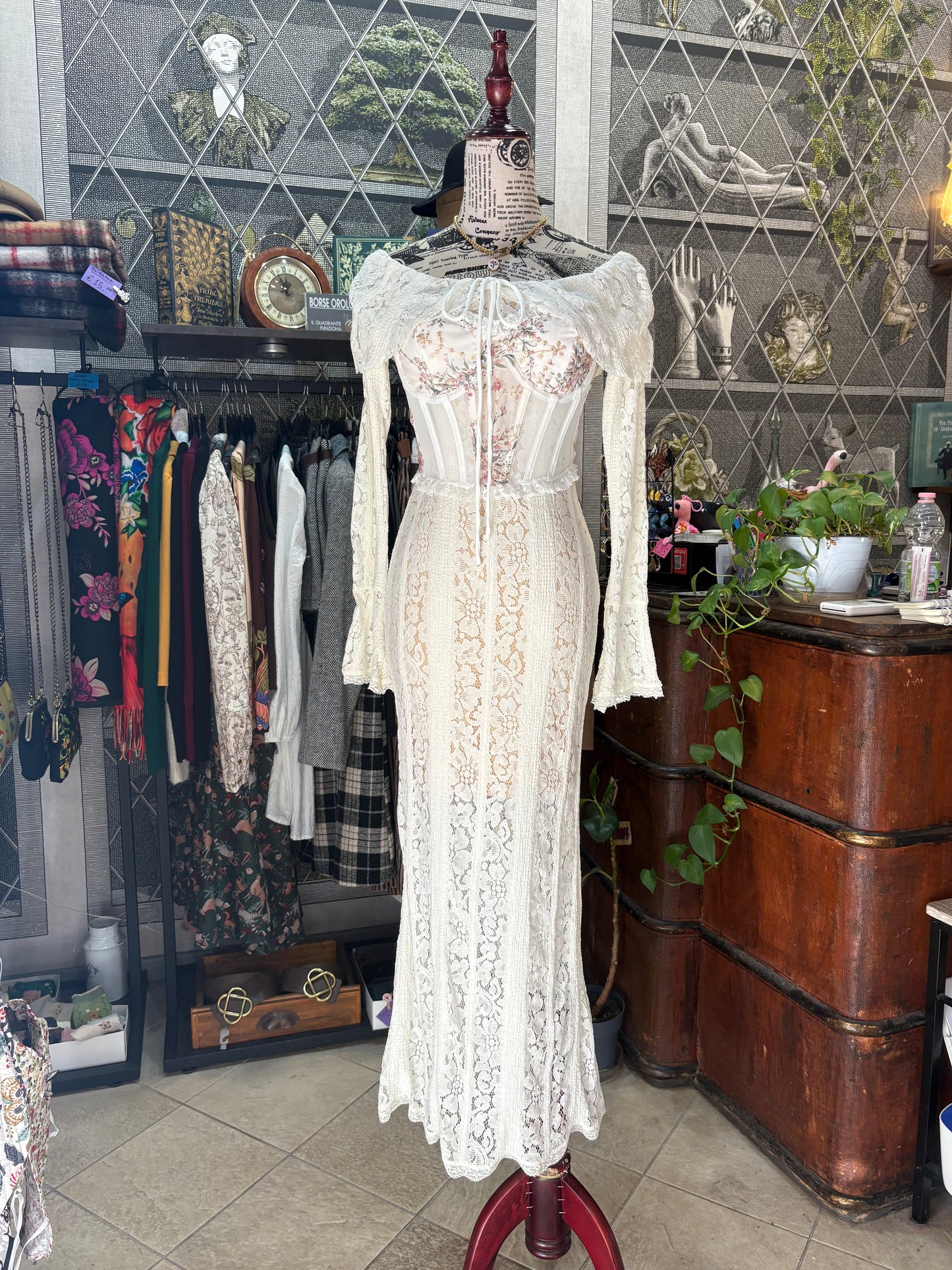 Abito lungo retrò romantico in pizzo color crema