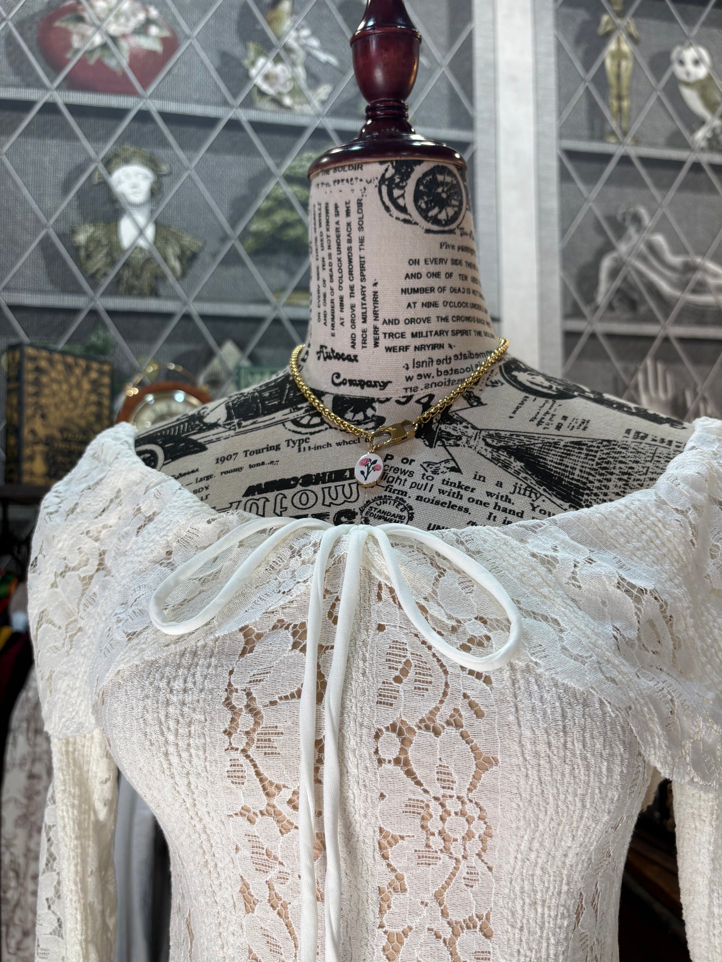 Abito lungo retrò romantico in pizzo color crema