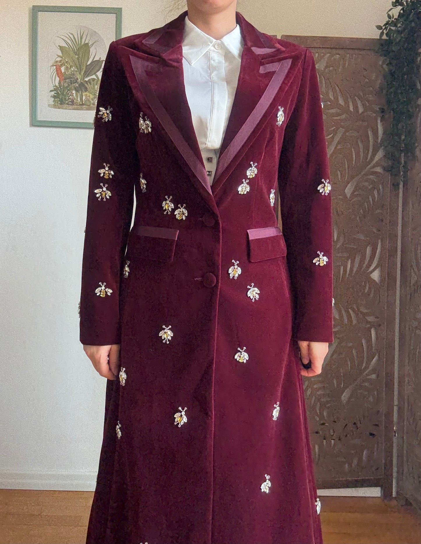 Cappotto lungo bordeaux aderente in vita con dettagli gioiello