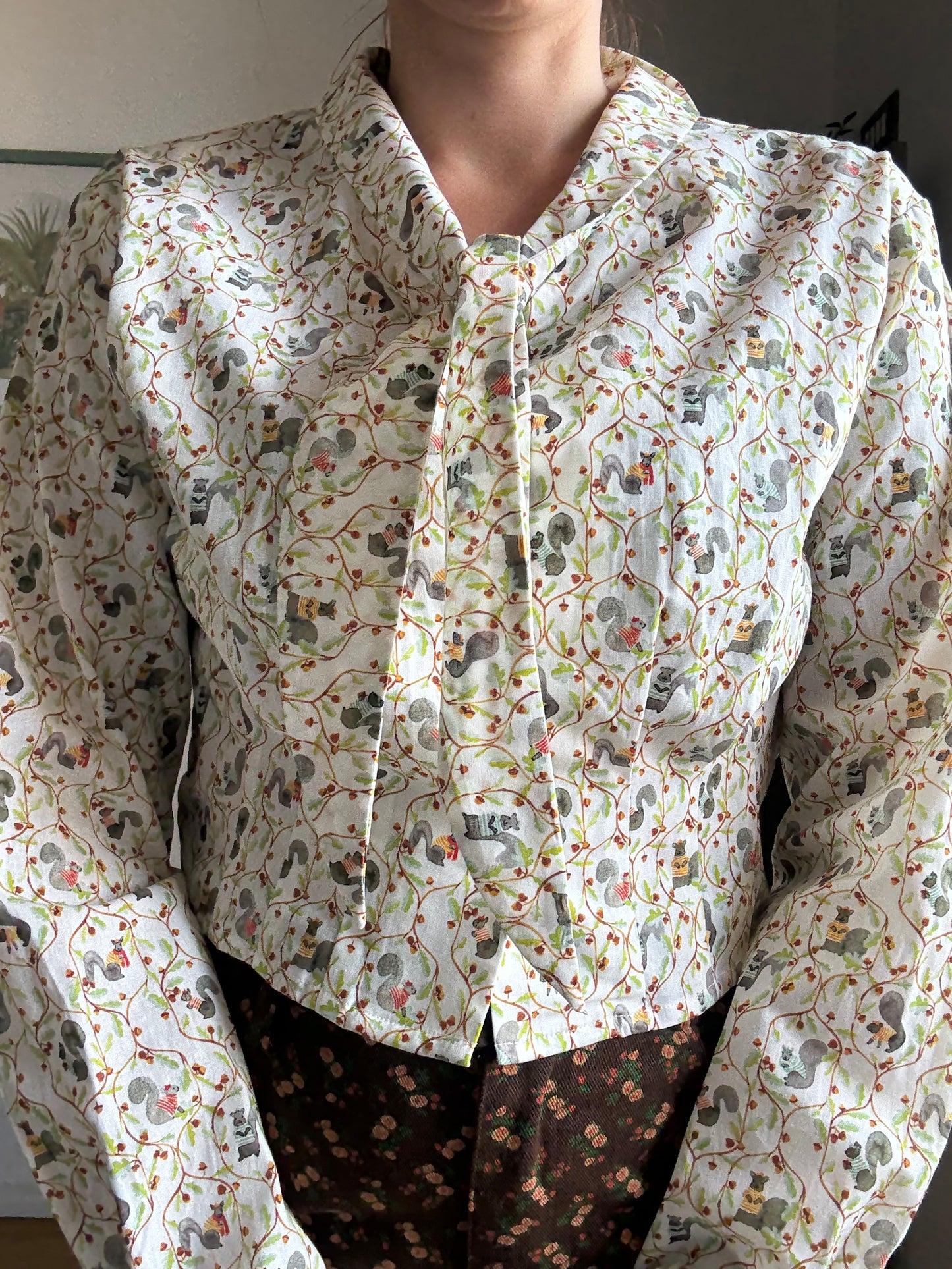 Camicetta retrò inglese in cotone con fiocco al collo French Squirrels