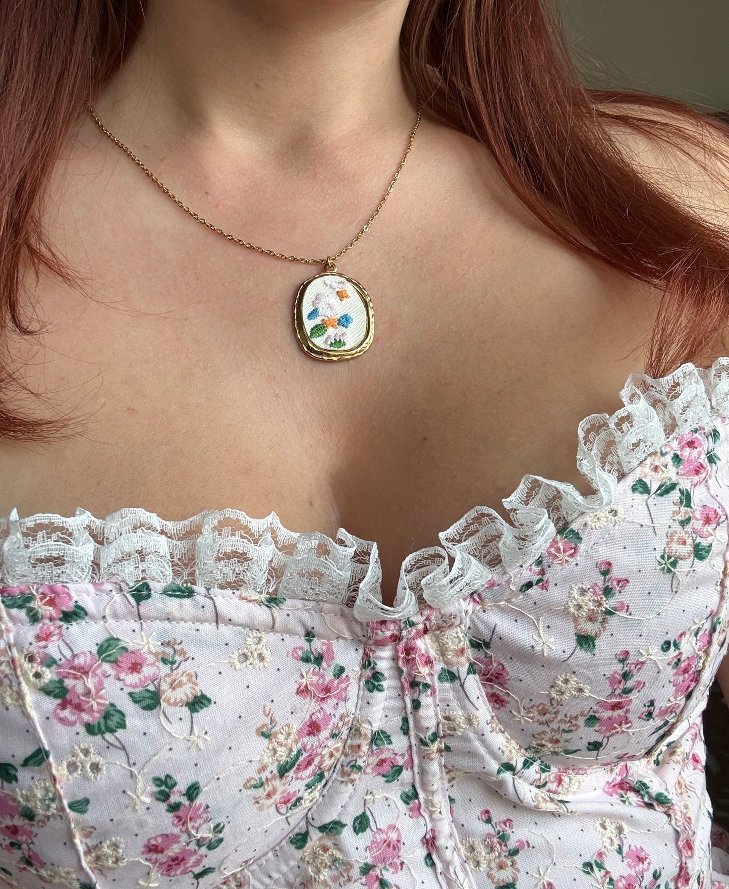 Collezione Embroidery: Collane CottageCore in Acciaio Inossidabile con Ciondoli Ricamati