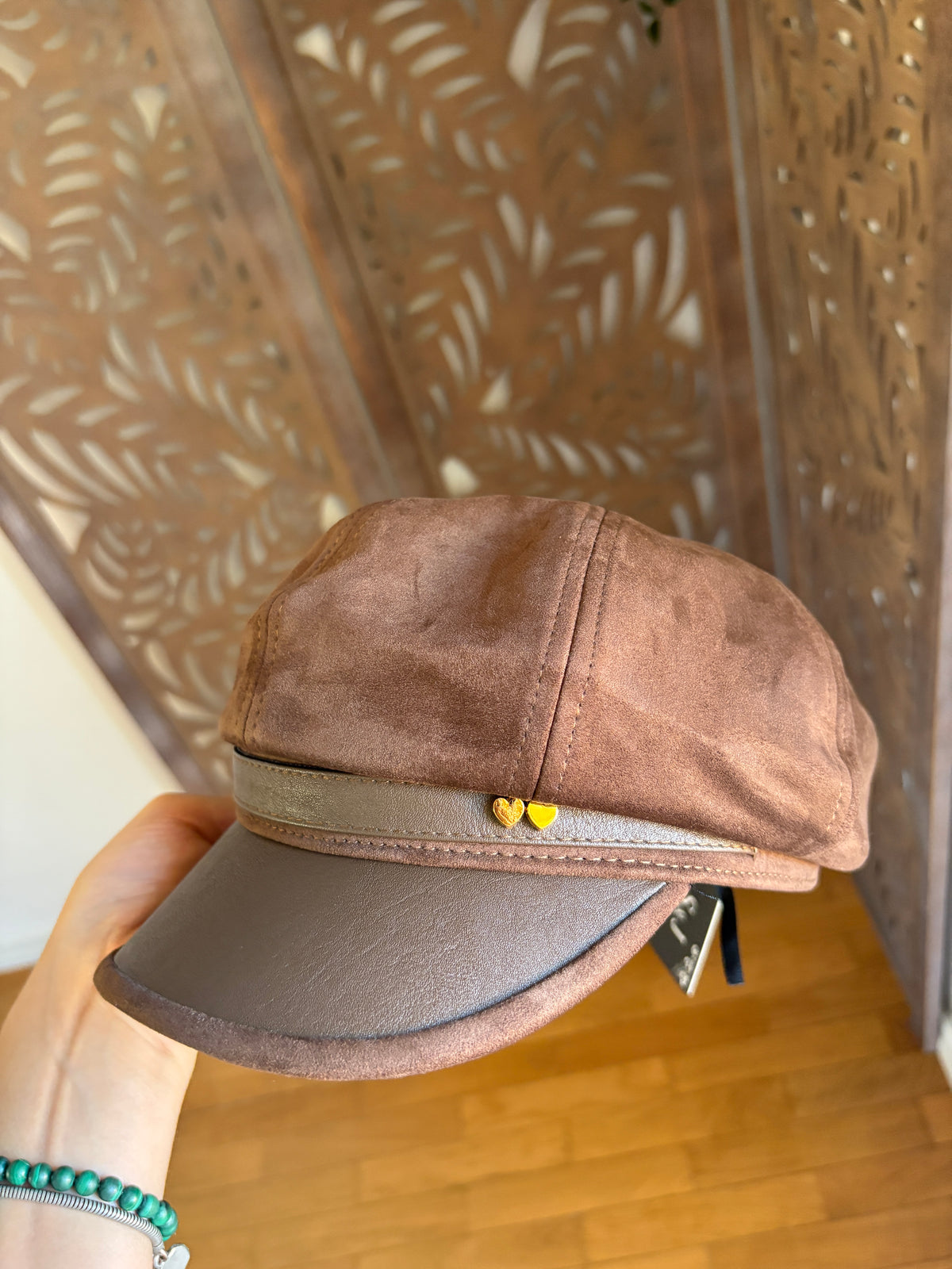 Cappello Baker Boy effetto scamosciato con cuori dorati - In 3 colori