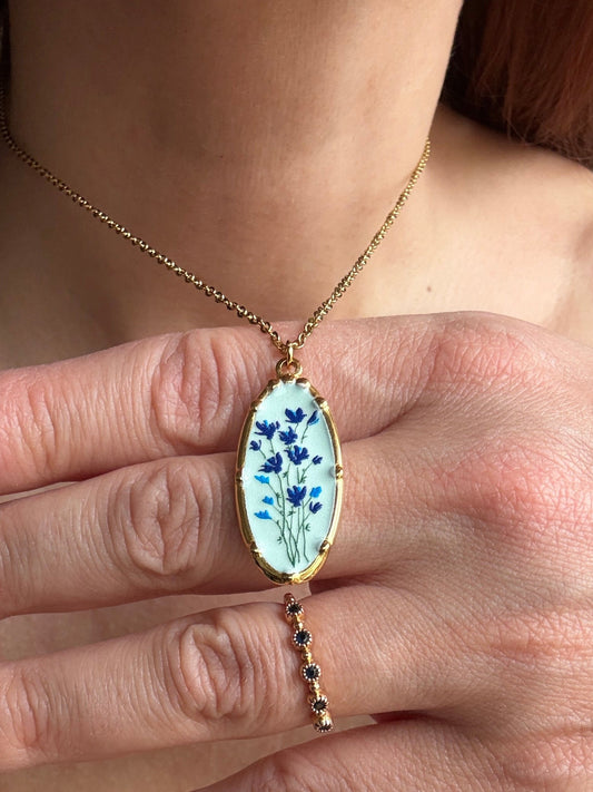 Collezione Miniature Romantiche: Collane in Acciaio Gold con Pendenti Illustrati