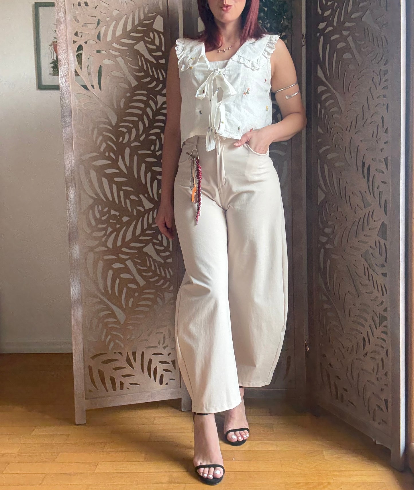 Pantaloni beige in punto Milano a gamba ampia – Con charm decorativo coordinato