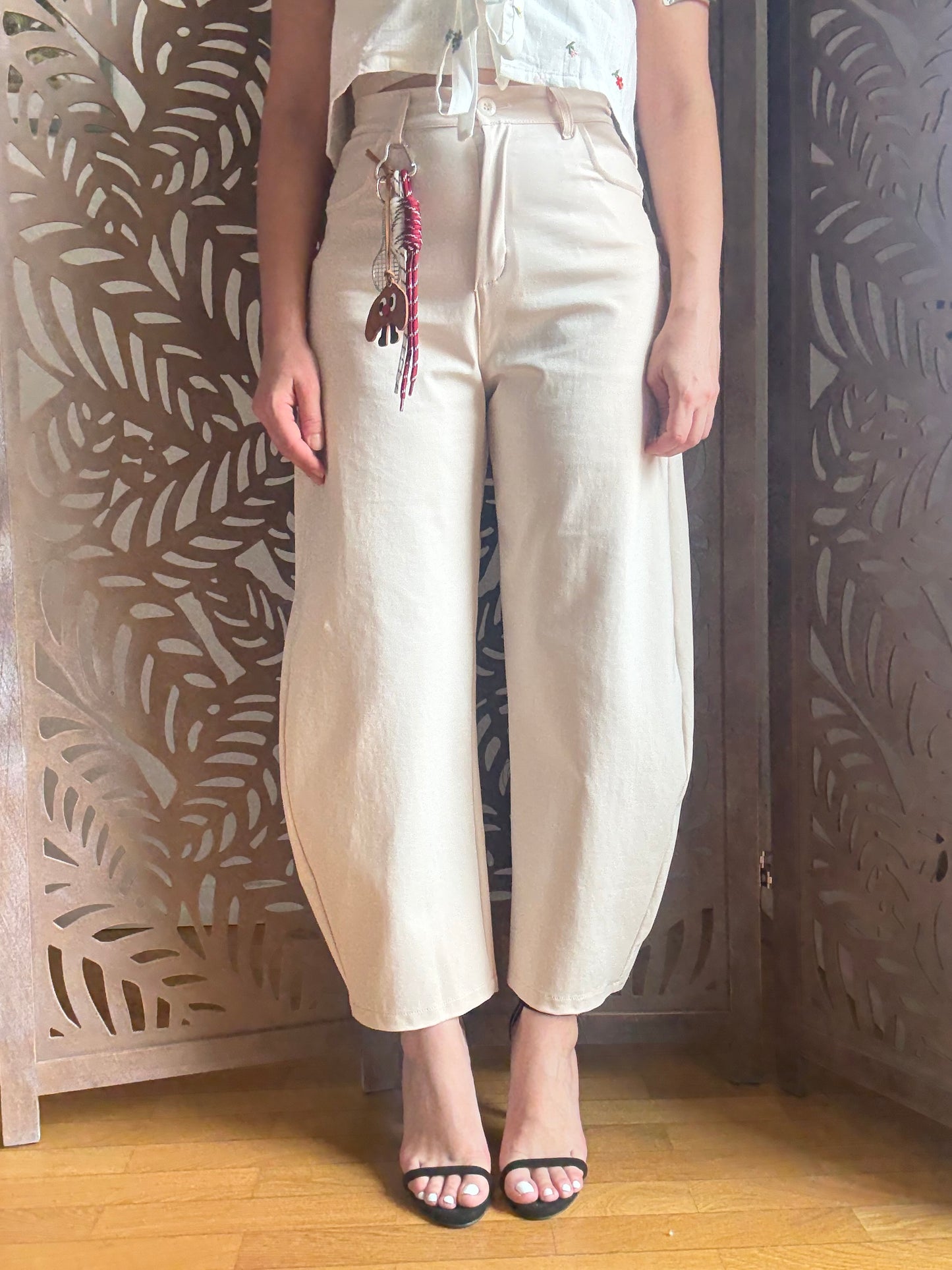 Pantaloni beige in punto Milano a gamba ampia – Con charm decorativo coordinato
