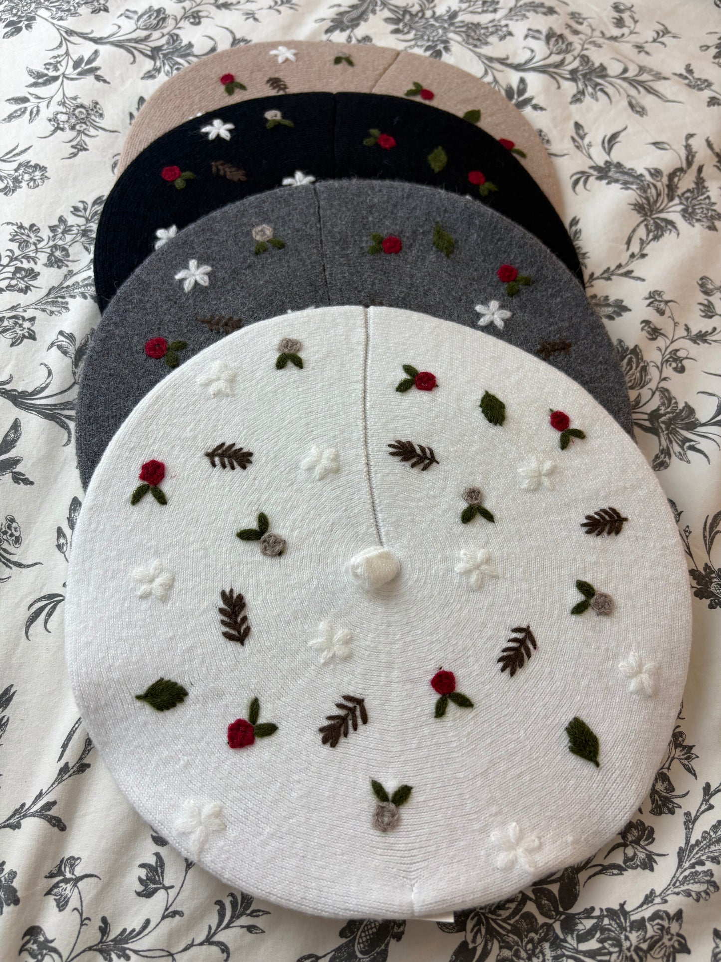 Basco ricamato Woodland in 4 colori