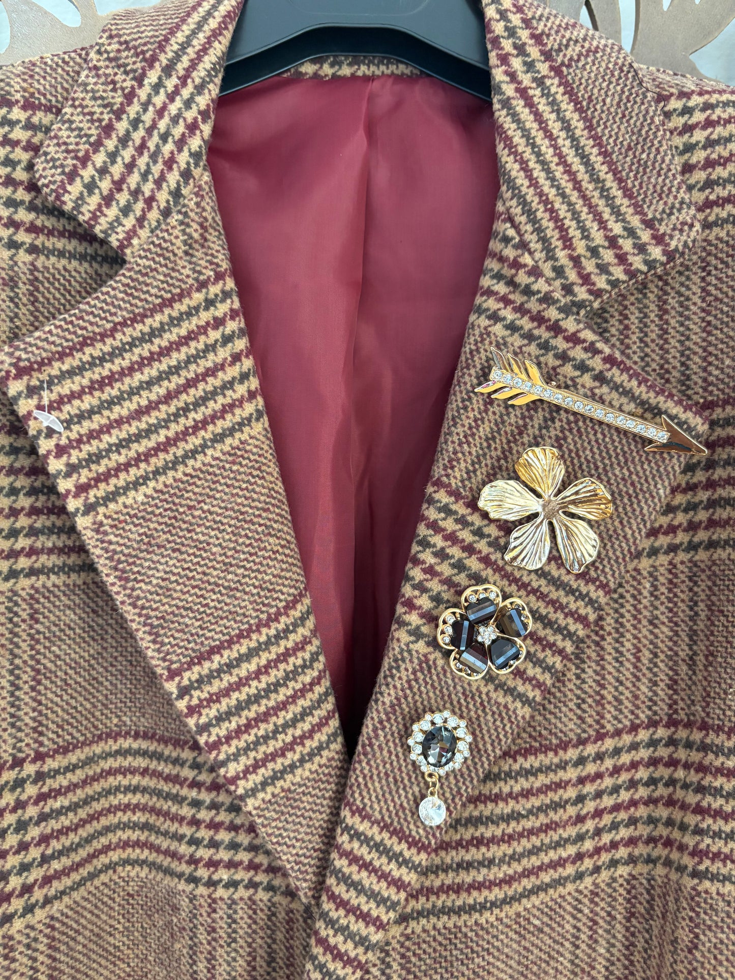 Cappotto College lungo bordeaux a quadretti in cotone con spille
