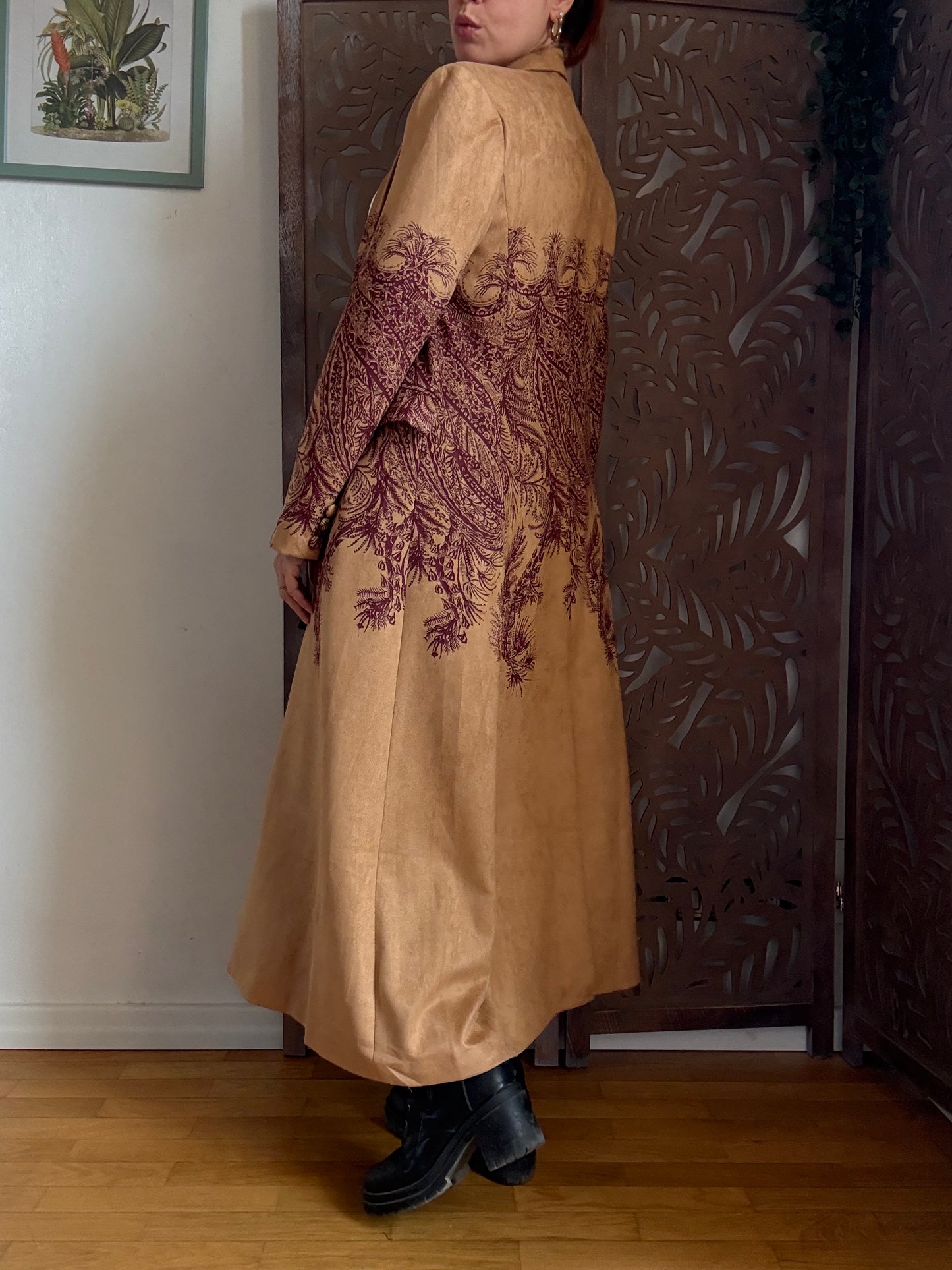 Soprabito lungo scamosciato cammello aderente in vita con fantasia floreale bordeaux
