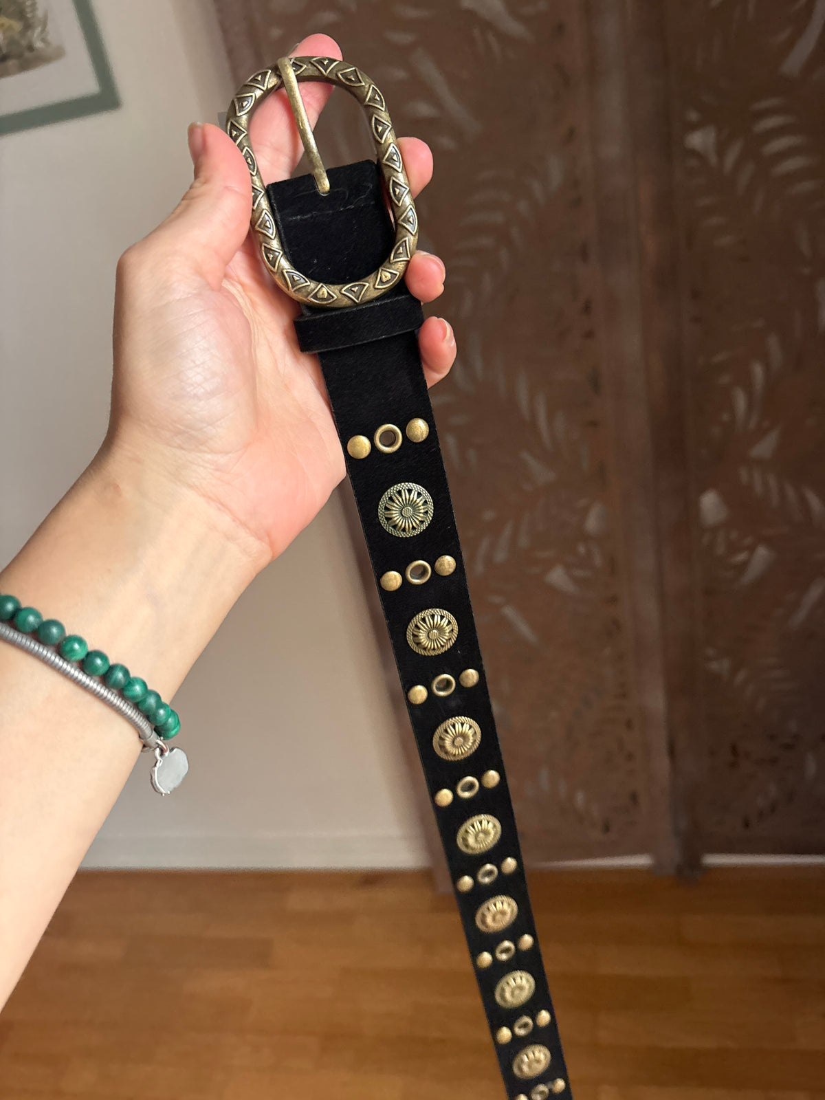 Cintura boho in vellutino con borchie e fibbia intagliata - In 3 Colori