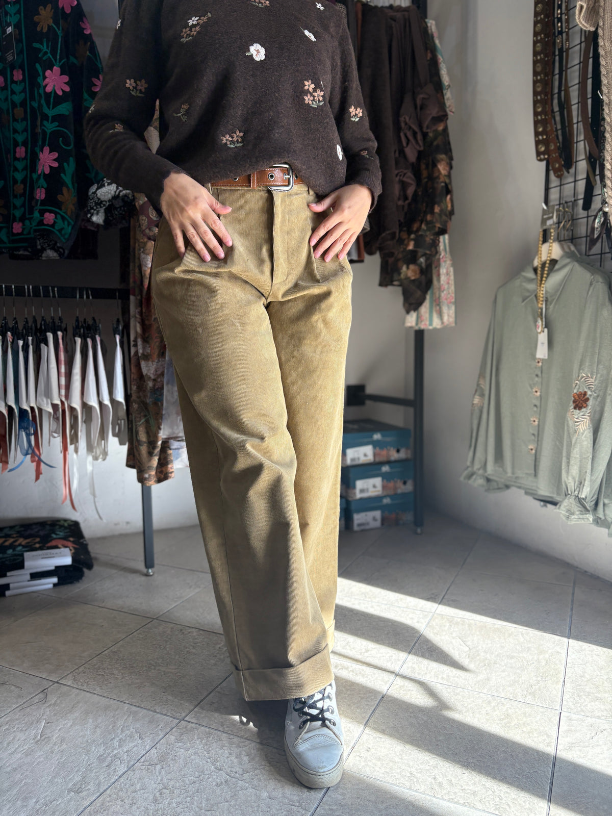 Pantaloni donna wide leg in velluto a coste cammello con cintura