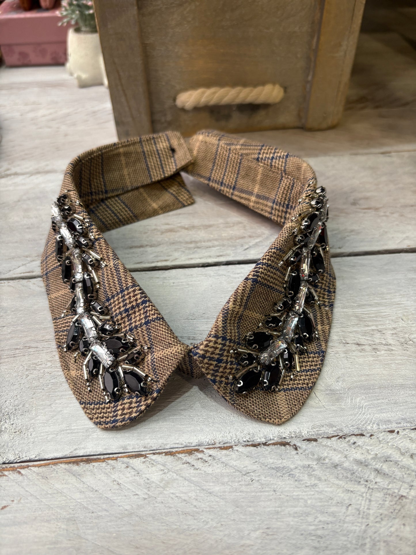 Colletto Gioiello Oxford - Trama tartan marrone con cristalli neri