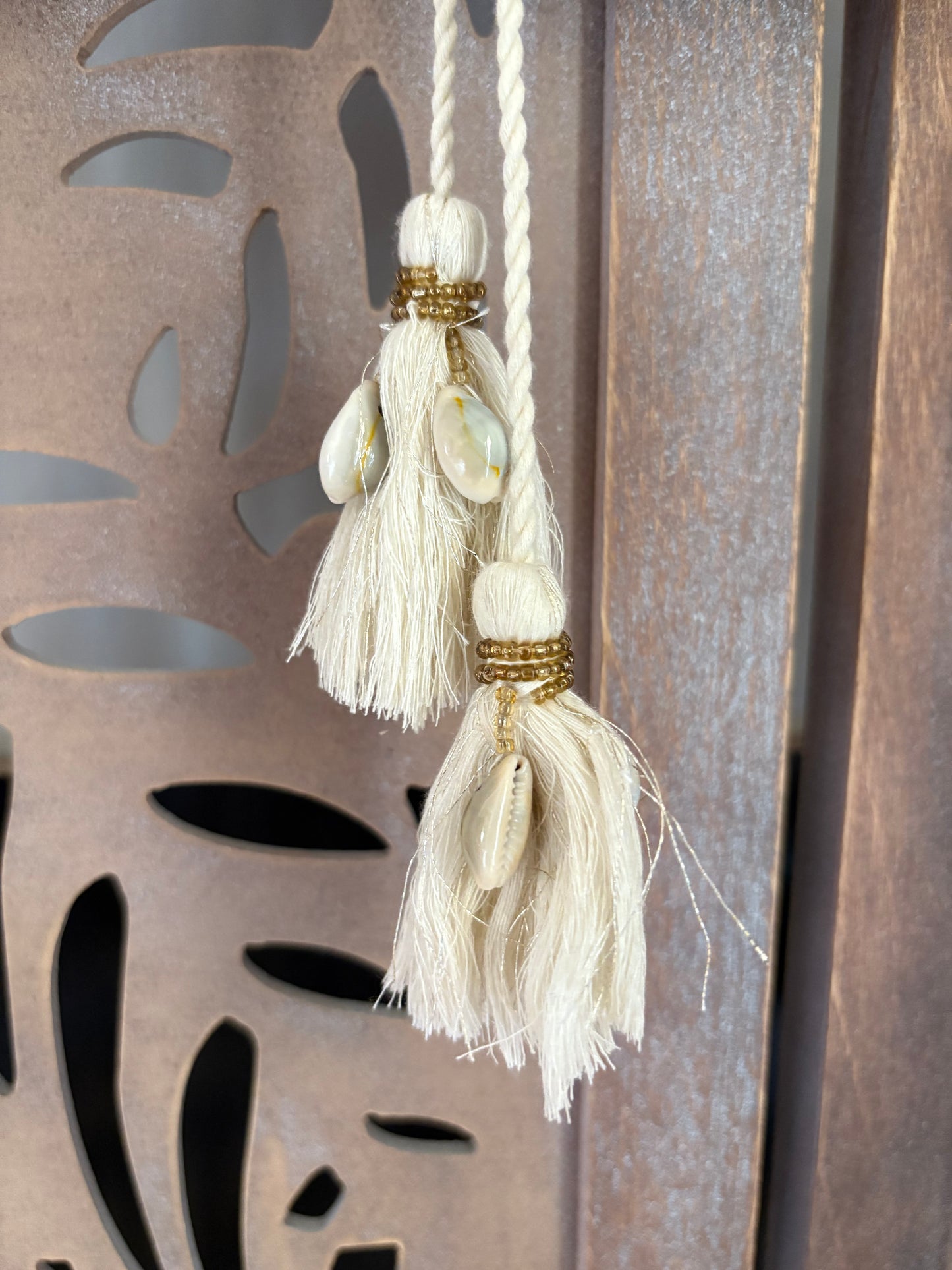 Gilet corto in cotone boho chic floreale ricamato con applicazioni di perline e chiusura con nappe