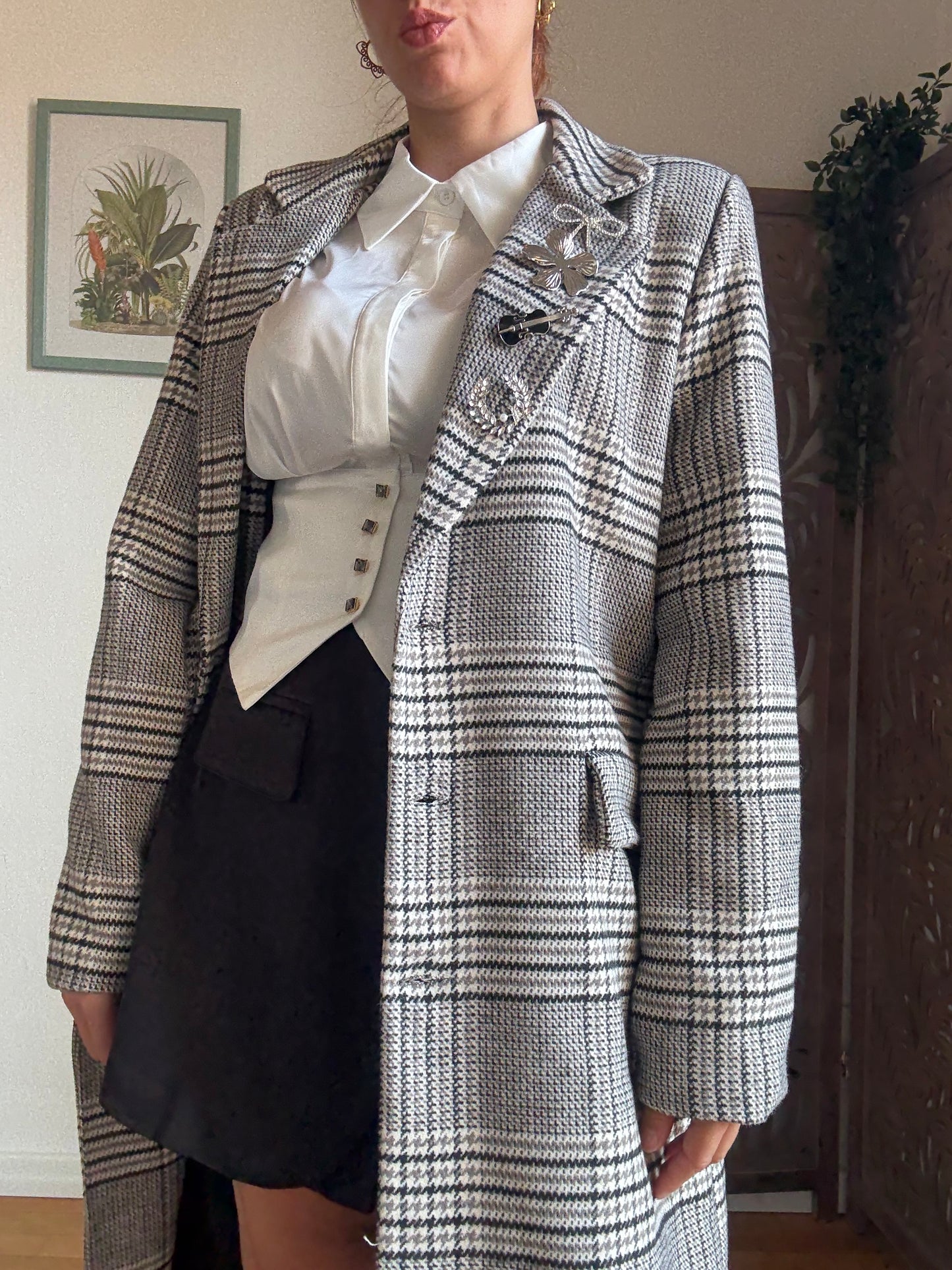 Cappotto College lungo grigio a quadretti in cotone con spille