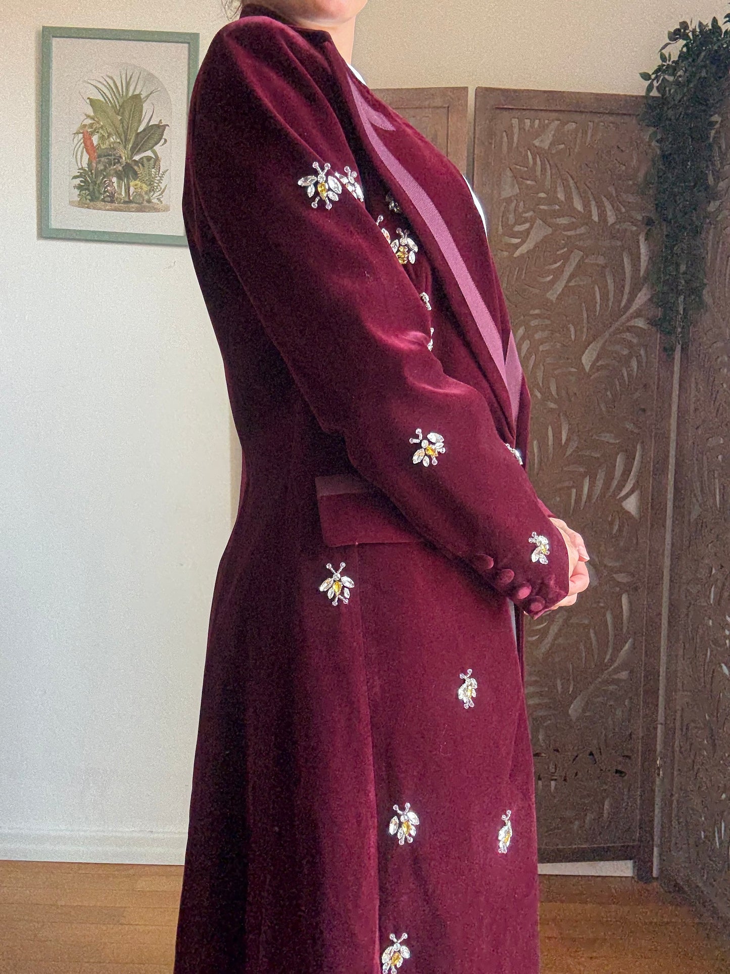 Cappotto lungo bordeaux aderente in vita con dettagli gioiello