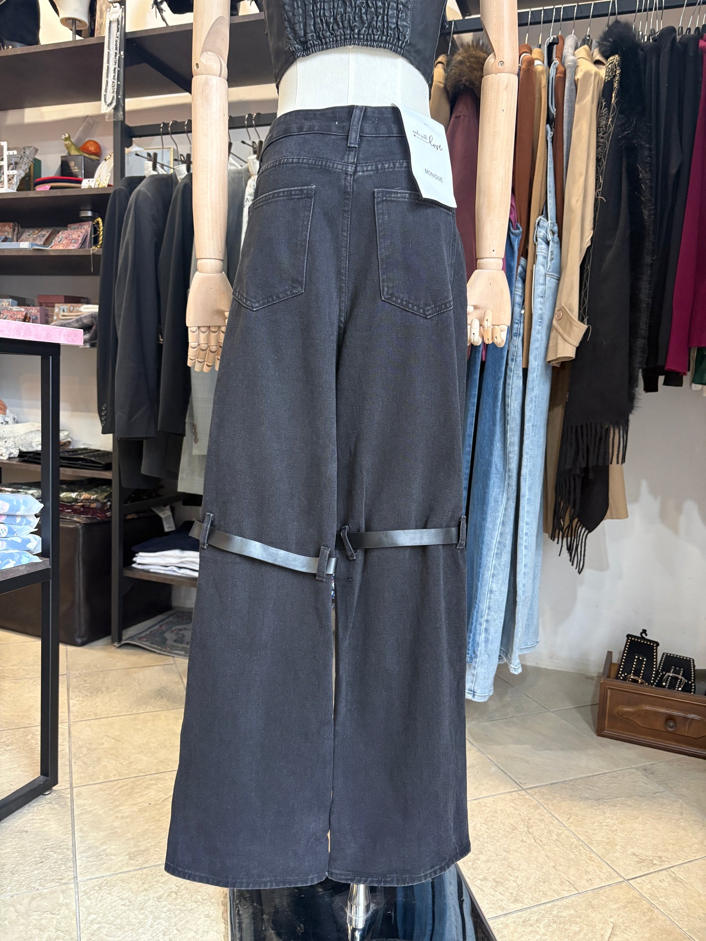 Pantaloni Wide-Leg "Edge & Buckle" – Nero Denim