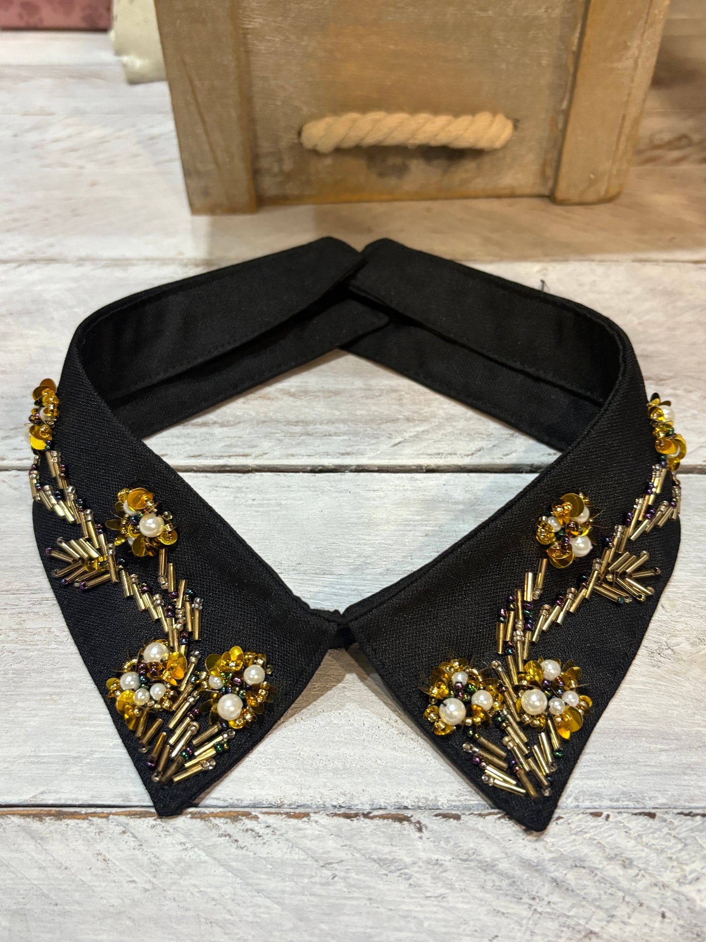 Colletto gioiello con ricamo floreale oro e perle - in 2 colori