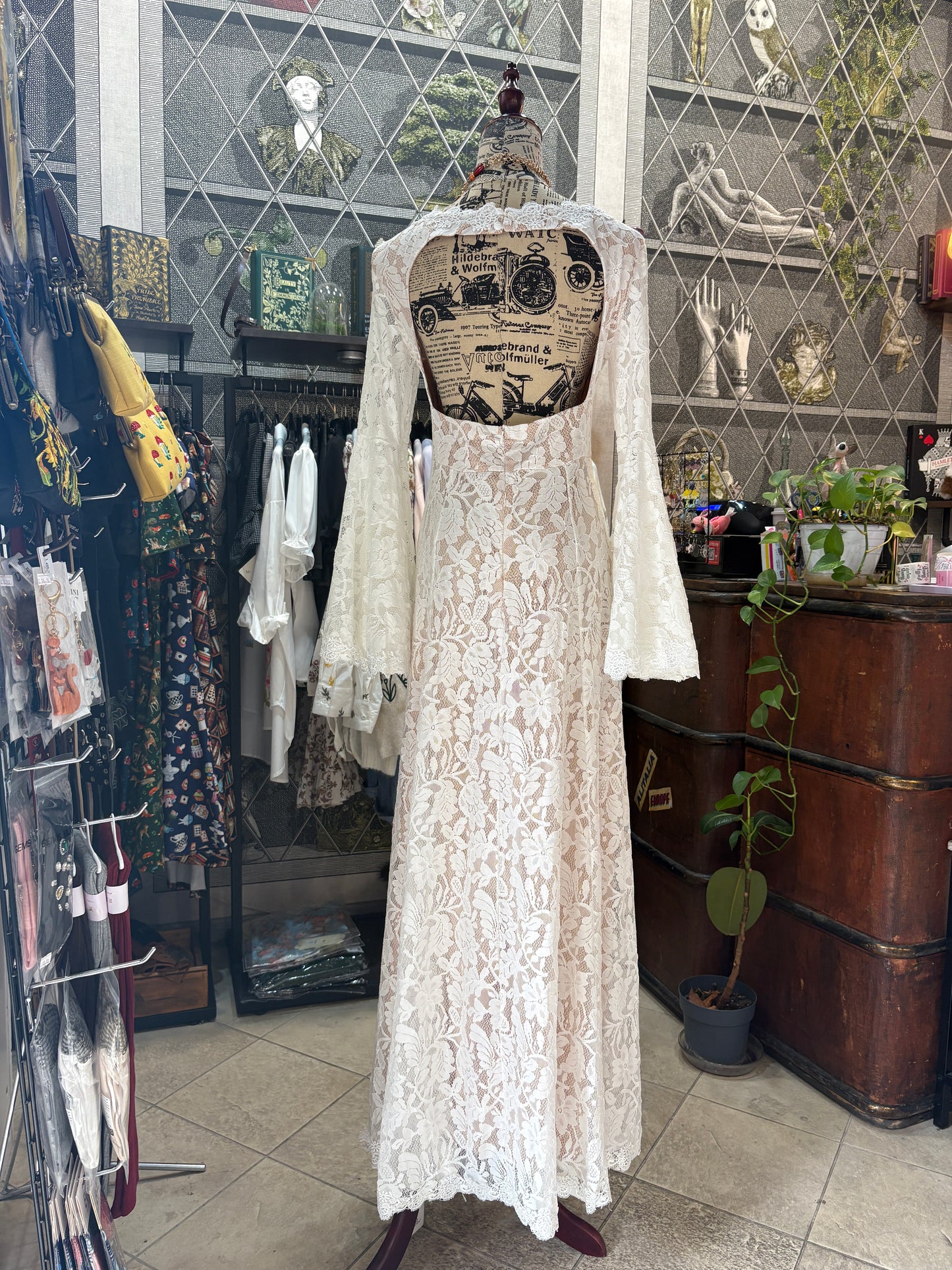 Abito Arwen - Abito Lungo in Pizzo Bianco con Maniche a Campana