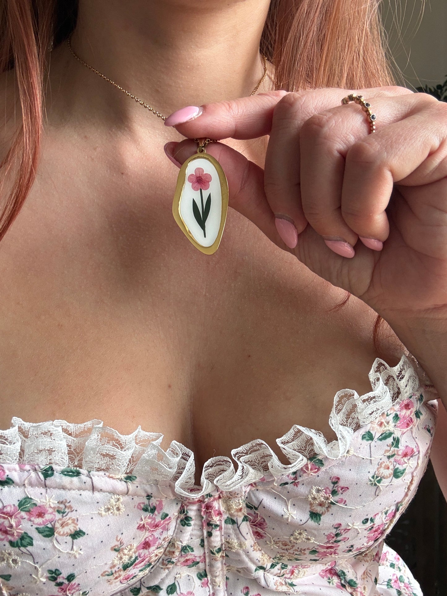 Collezione Miniature Romantiche: Collane in Acciaio Gold con Pendenti Illustrati