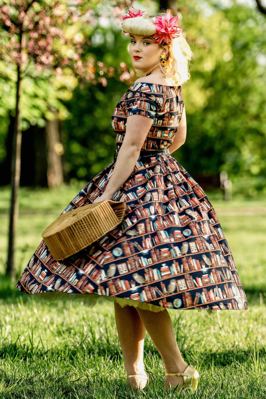 Lily Retro: Abito Library Book & Owl con Scollo a Barca