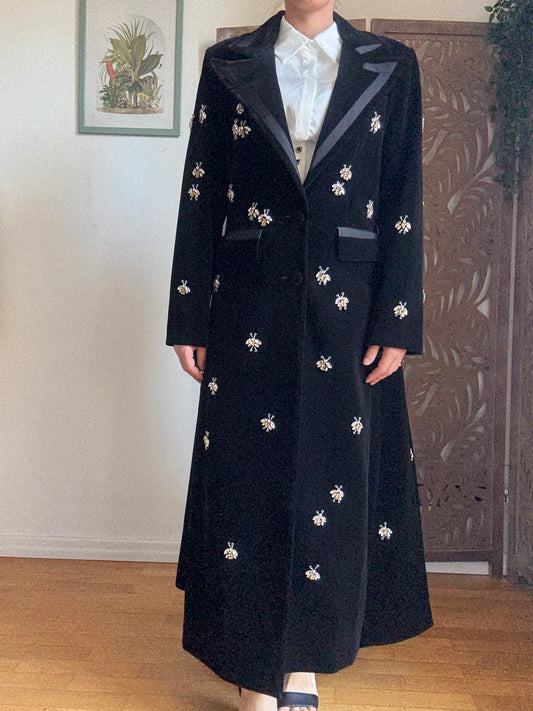 Cappotto lungo nero aderente in vita con dettagli gioiello