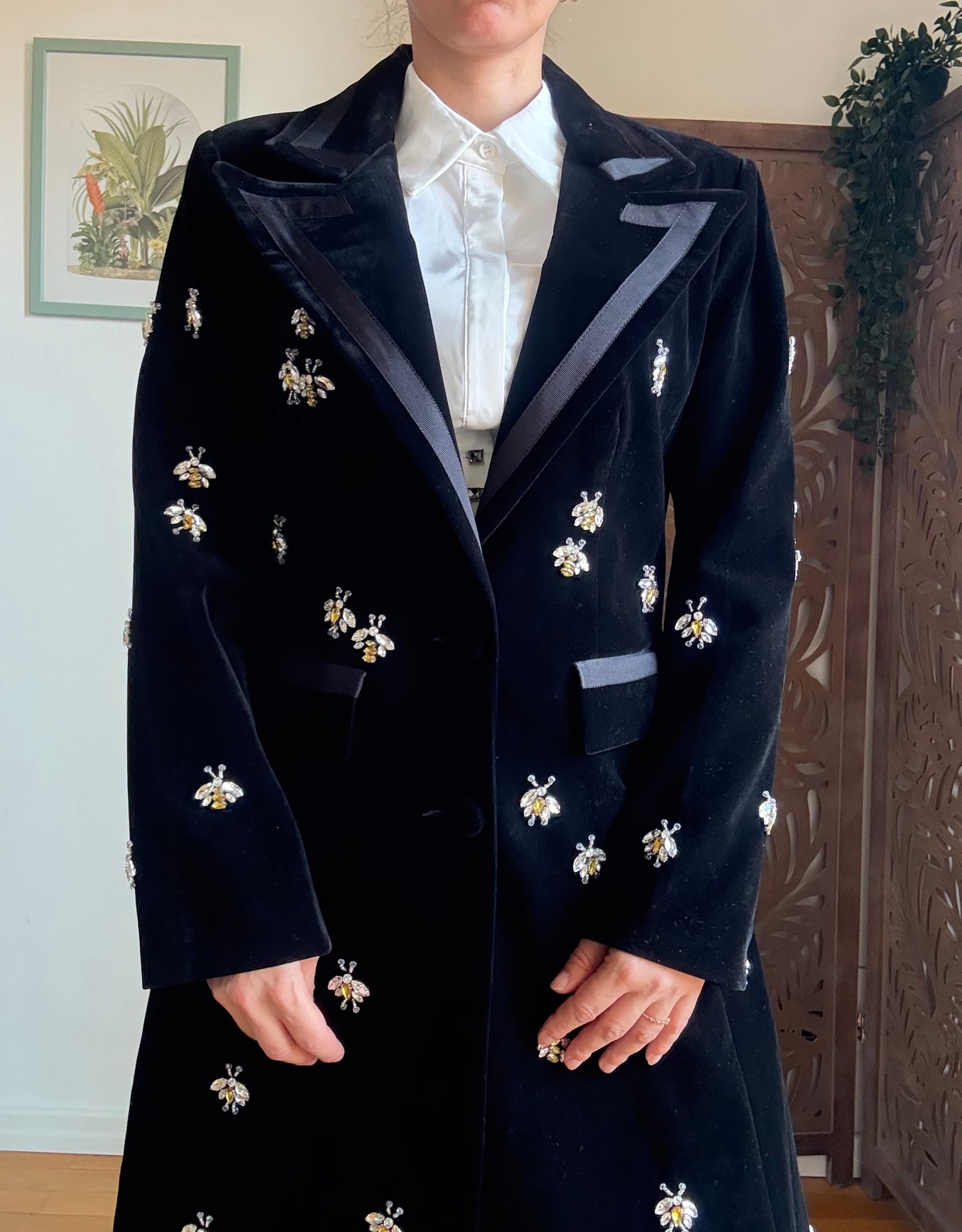Cappotto lungo nero aderente in vita con dettagli gioiello