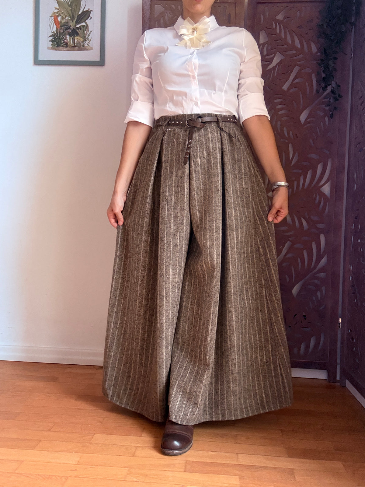 Pantaloni palazzo gessati extra ampi con cintura borchiata - In 2 Colori