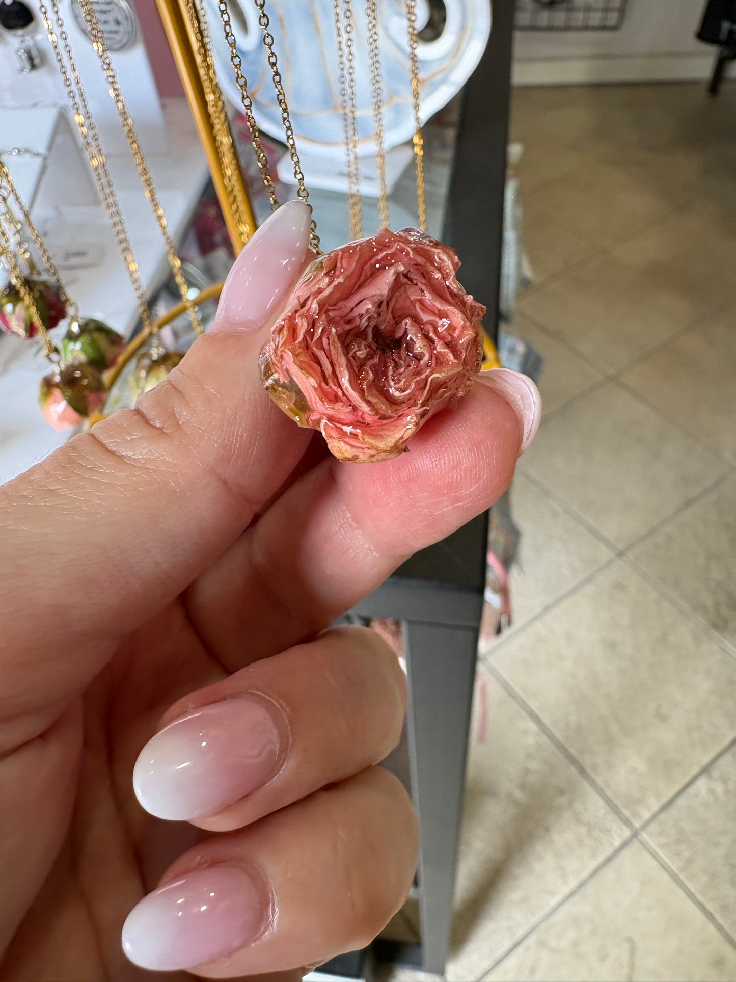 Collana "Rosa Eterna" – Bocciolo di Vera Rosa in Resina e Acciaio Inossidabile