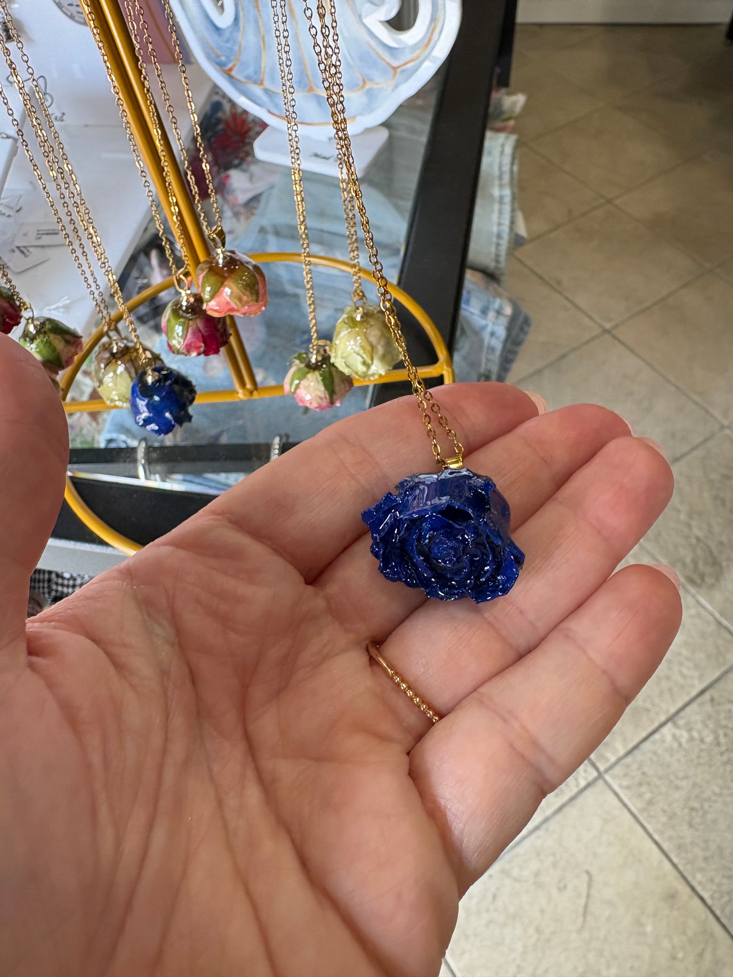 Collana "Rosa Eterna" – Bocciolo di Vera Rosa in Resina e Acciaio Inossidabile